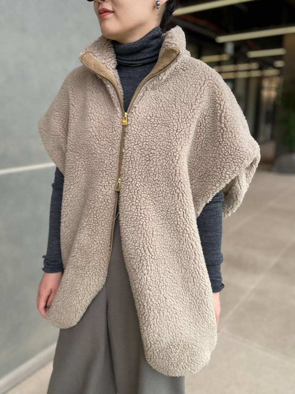 ベージュ系のその他パンツ、ベージュ系のブルゾン、グレー系のニット/セーターを着用したレディースの秋コーディネートの10枚目の写真