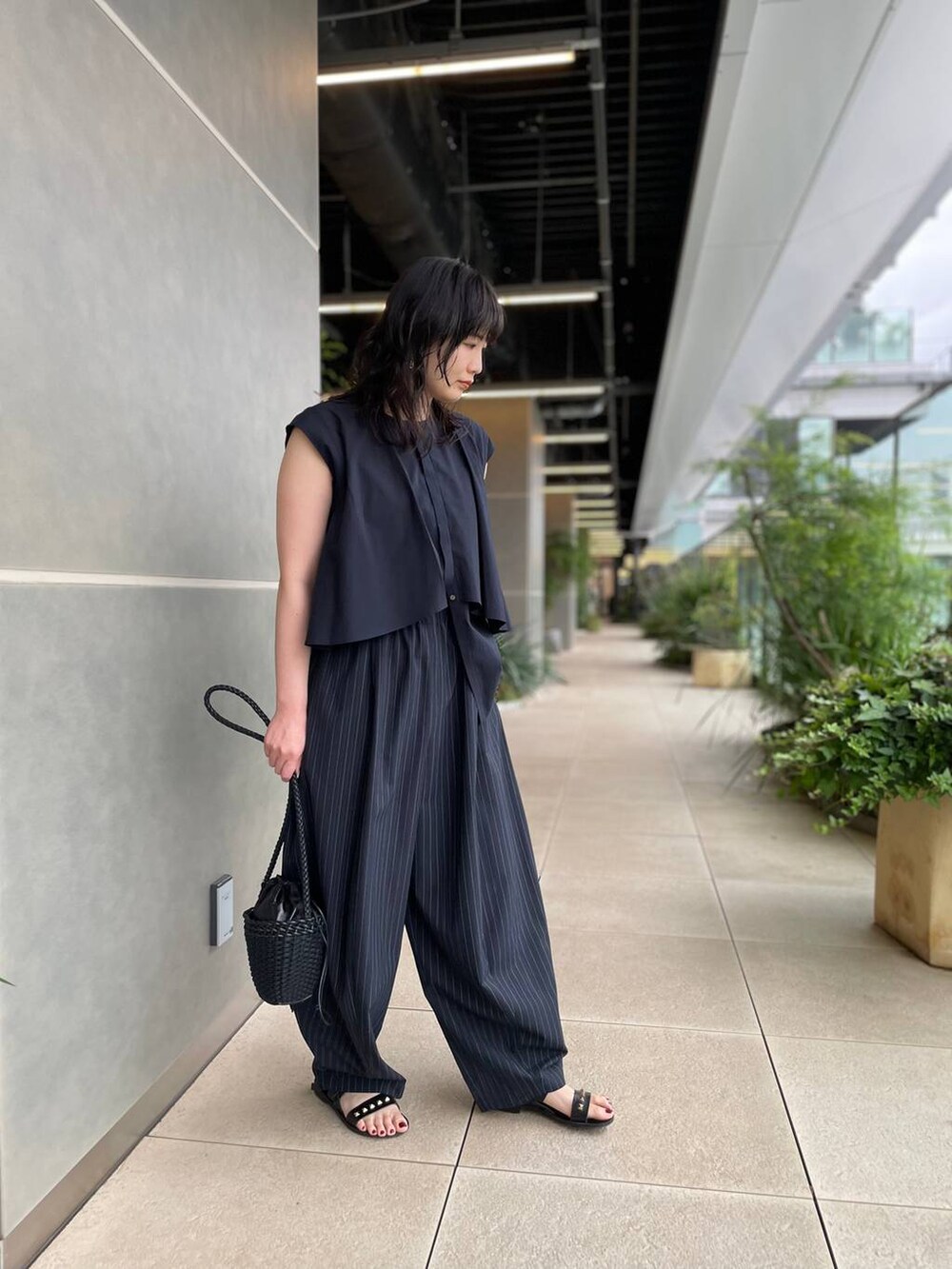 ブルー系のシャツ/ブラウス、ブルー系のその他パンツを着用したレディースの夏コーディネートの3枚目の写真