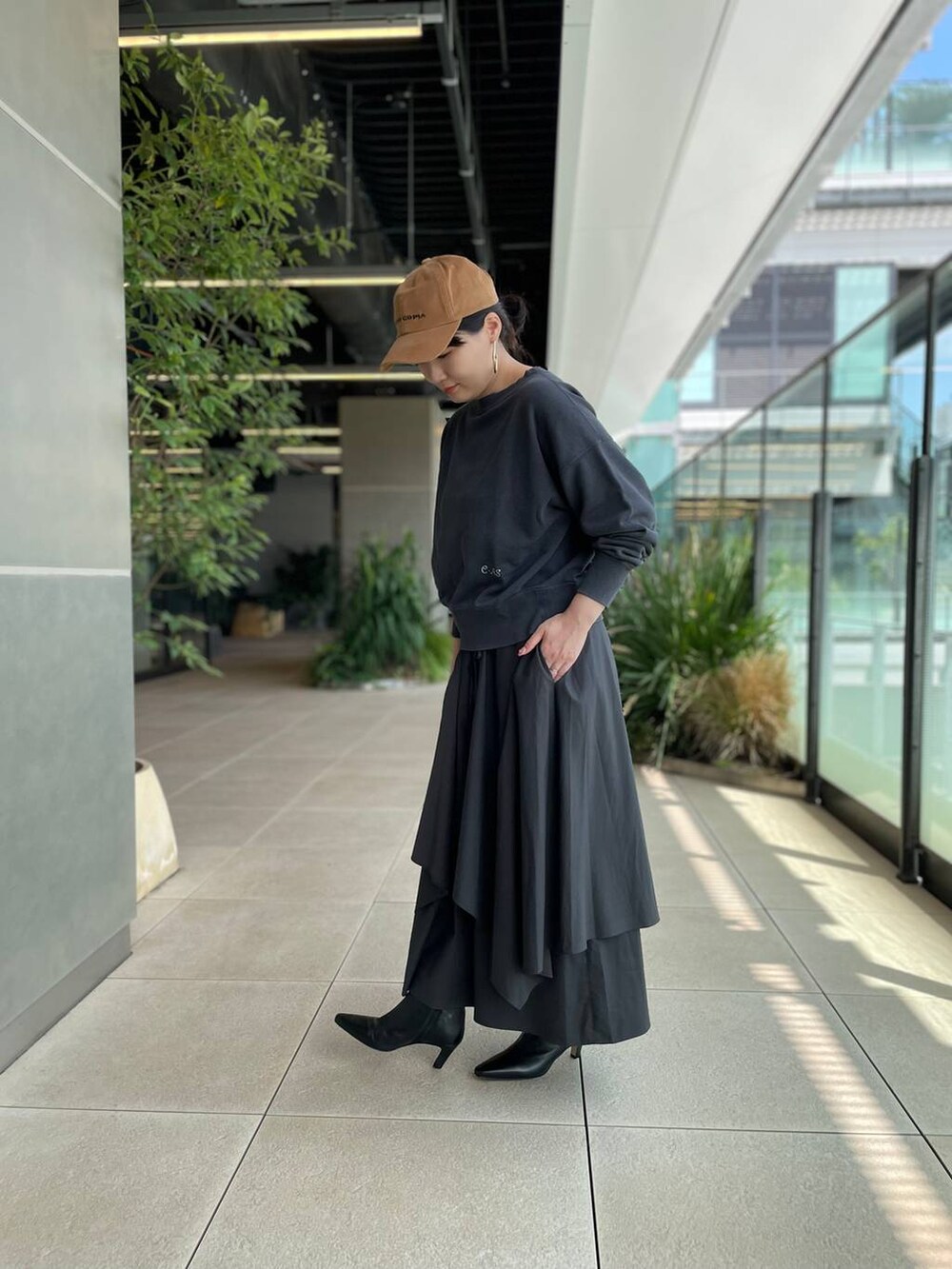 グレー系のスカートを着用したレディースの夏コーディネートの5枚目の写真