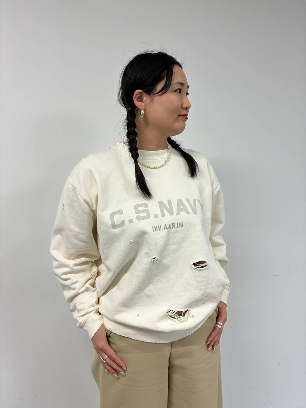 ブラウン系のその他パンツ、シルバー系のピアス（両耳用）を着用したレディースの冬コーディネートの5枚目の写真