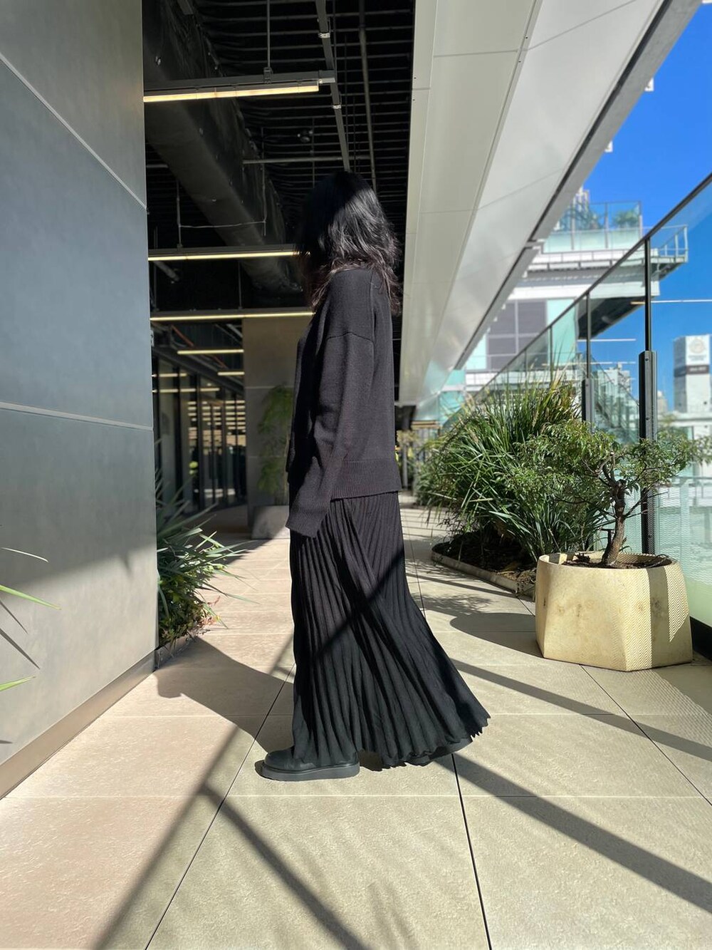 「旅行、リラックス、モード、ナチュラル、体型カバー、カジュアル、Curensology、ワンピース、ブラックコーデ、ニット」｜「CurensologyのCurensology(カレンソロジー)/プリーツドッキングワンピース（ワンピース、ブラック系）」を使った、miri63clさん（レディース・161cm）の冬コーディネートの5枚目の写真