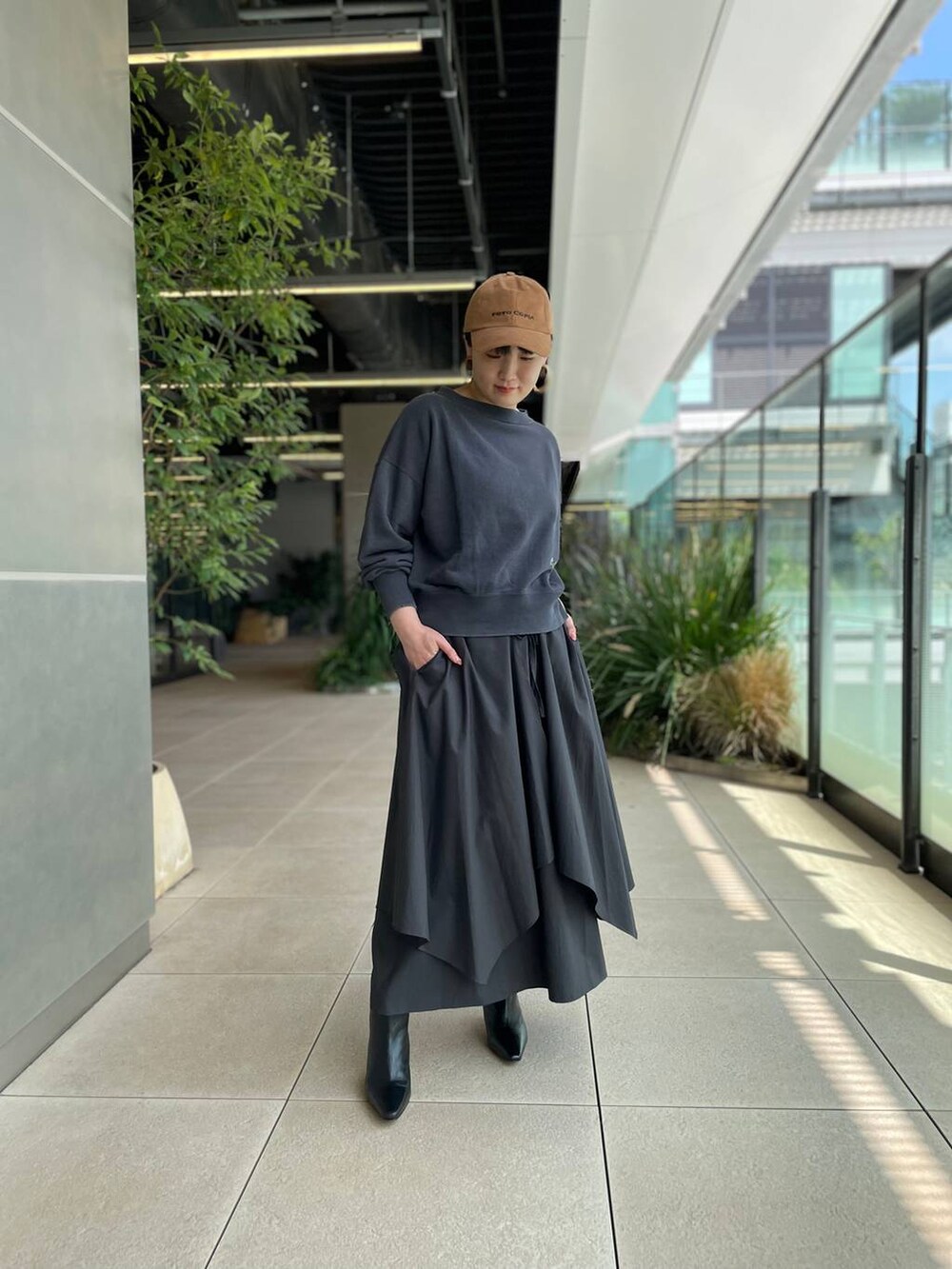 グレー系のスカートを着用したレディースの夏コーディネートの2枚目の写真