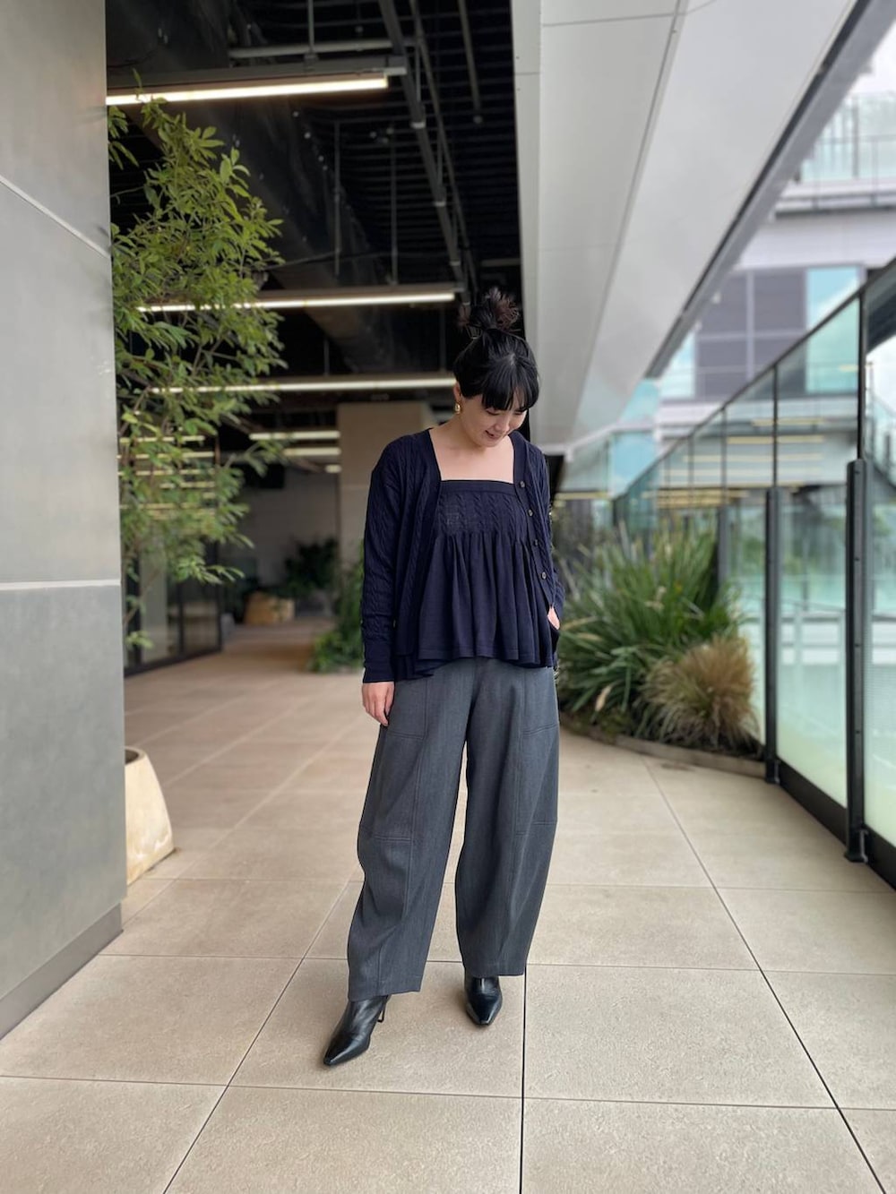 ブルー系のカーディガン/ボレロ、ブルー系のキャミソール、グレー系のその他パンツを着用したレディースの秋コーディネートの2枚目の写真