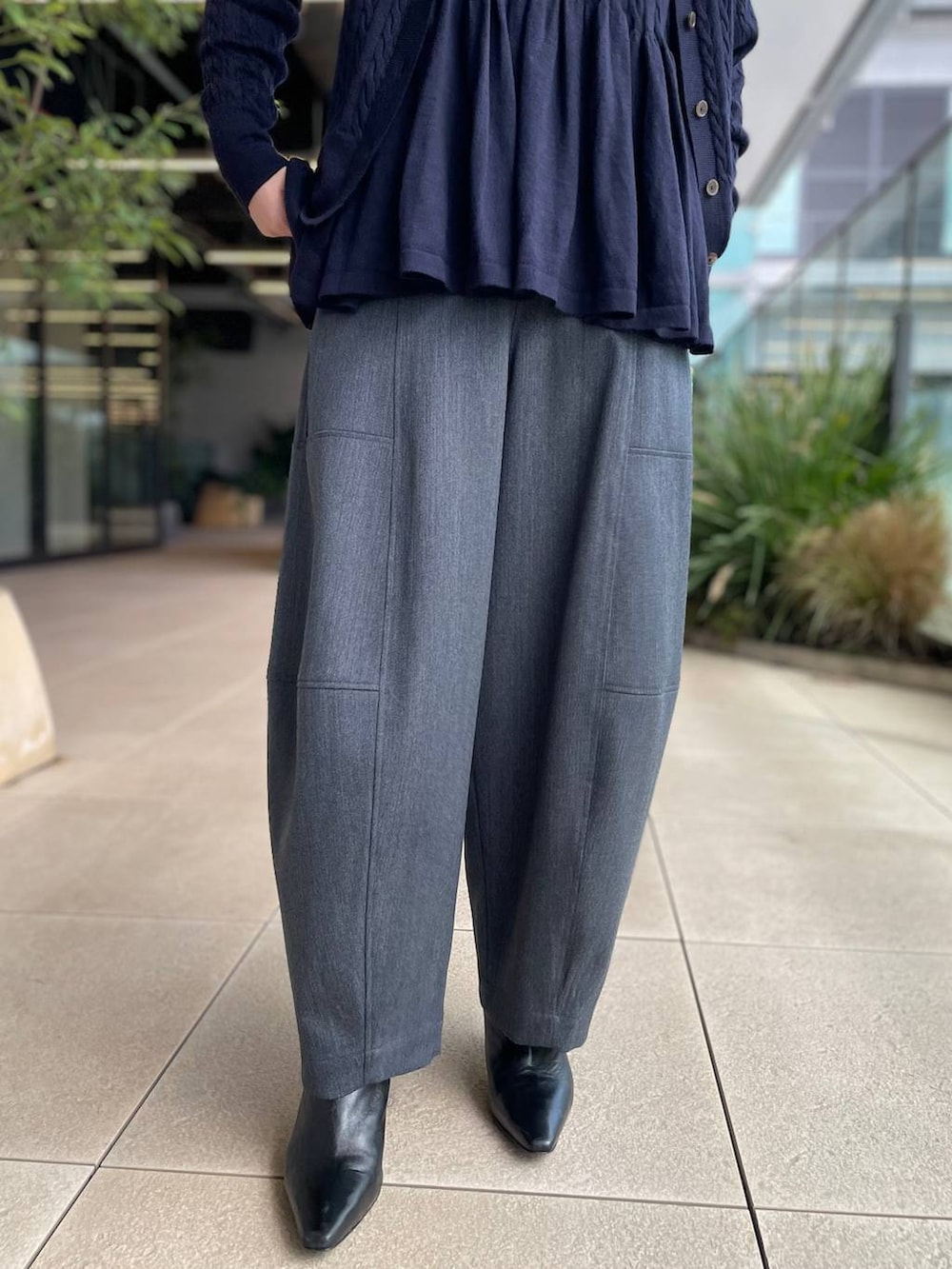 ブルー系のカーディガン/ボレロ、ブルー系のキャミソール、グレー系のその他パンツを着用したレディースの秋コーディネートの9枚目の写真