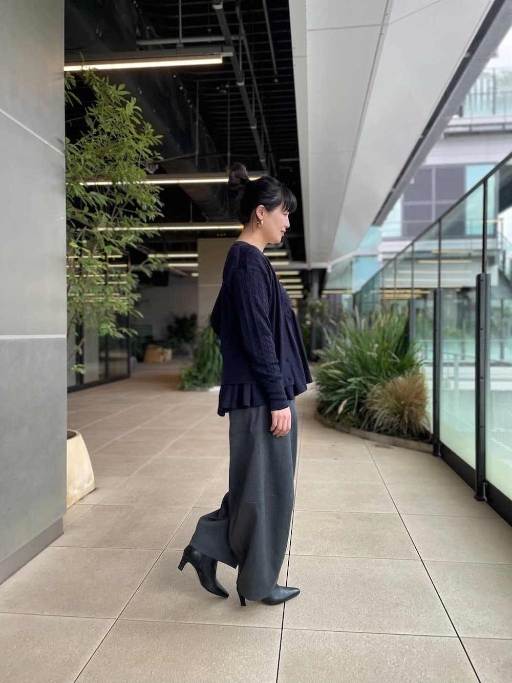 ブルー系のカーディガン/ボレロ、ブルー系のキャミソール、グレー系のその他パンツを着用したレディースの秋コーディネートの3枚目の写真