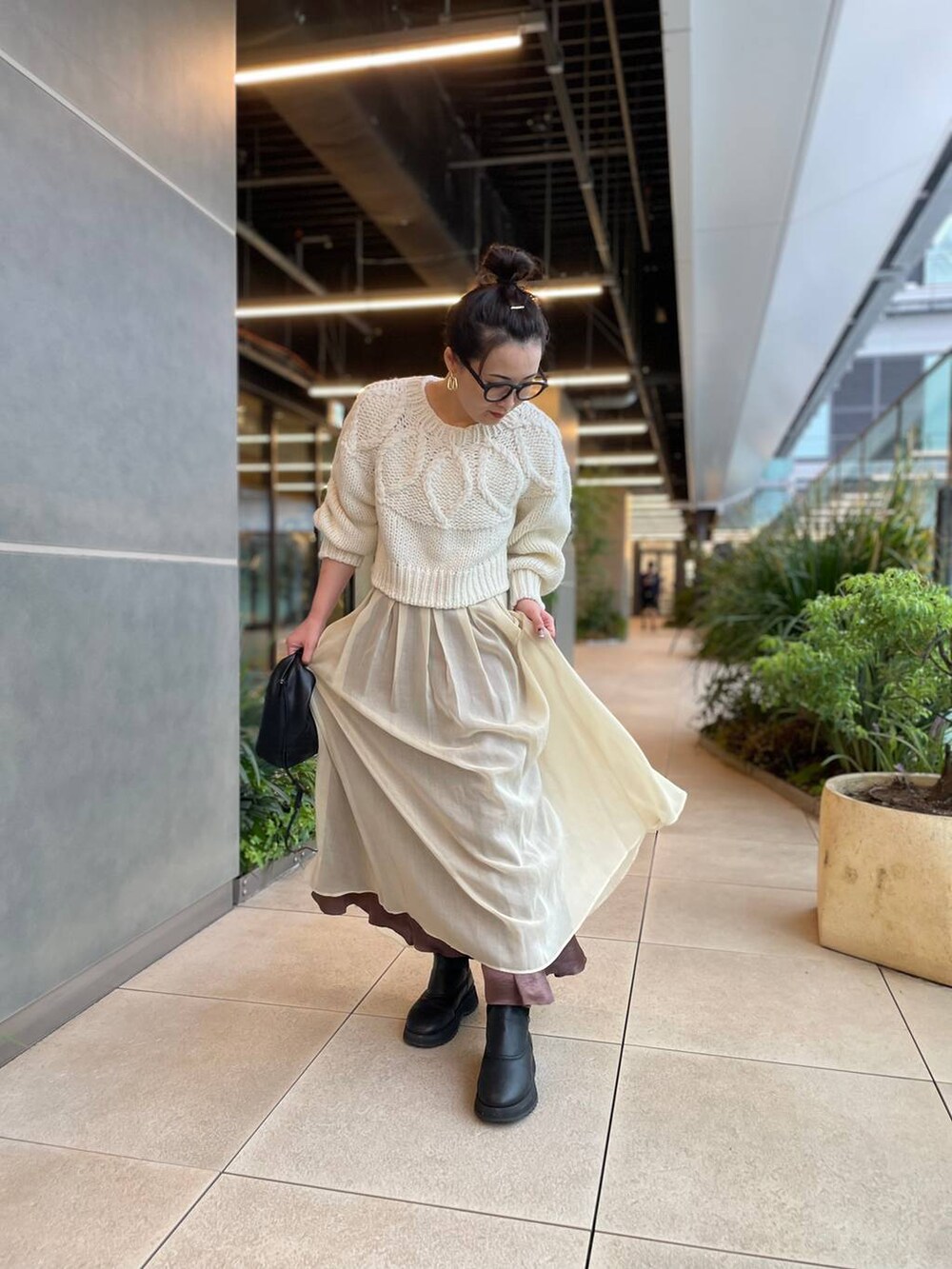 ホワイト系のニット/セーター、ホワイト系のスカートを着用したレディースの秋コーディネートの7枚目の写真