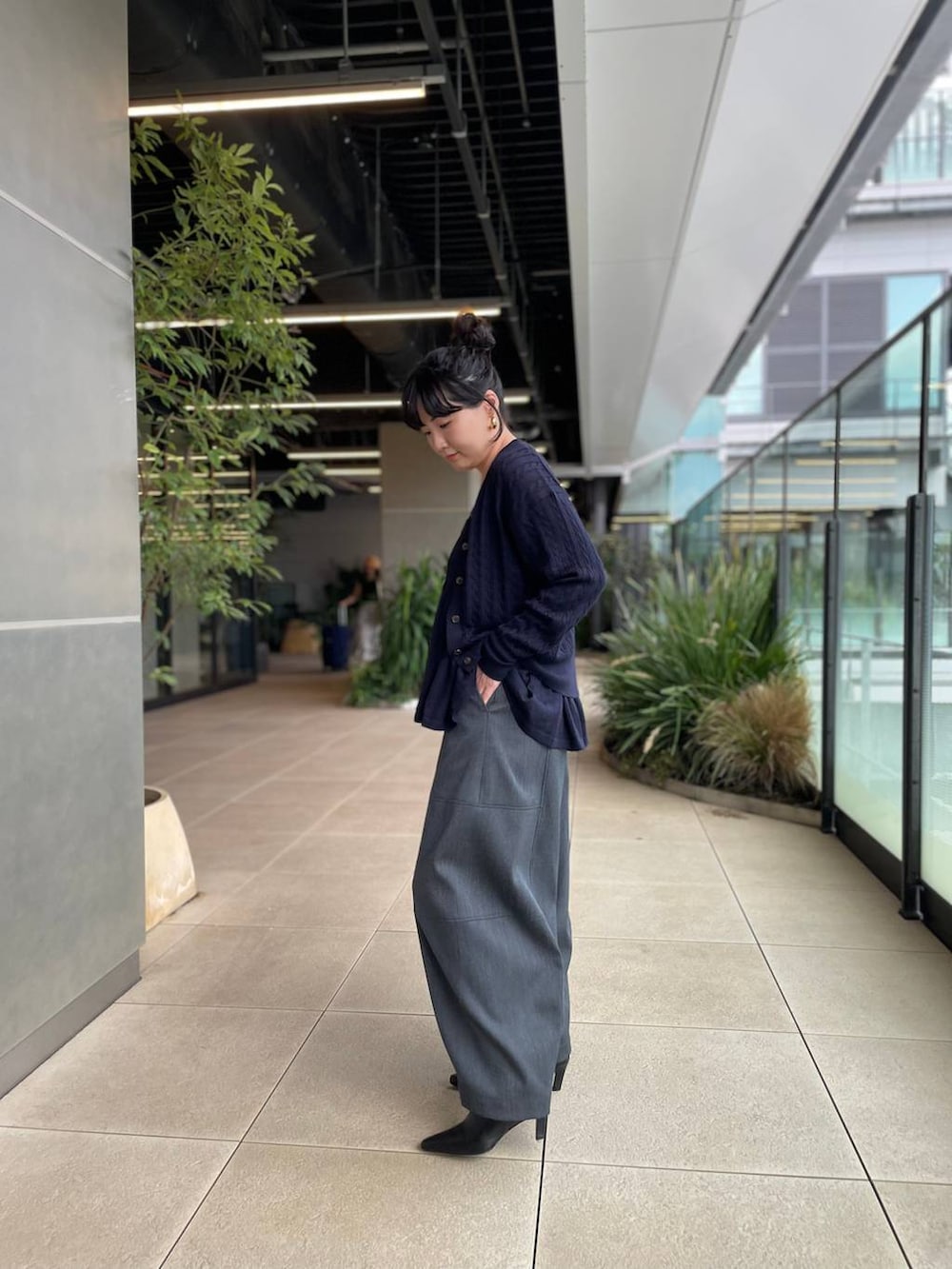 ブルー系のカーディガン/ボレロ、ブルー系のキャミソール、グレー系のその他パンツを着用したレディースの秋コーディネートの6枚目の写真