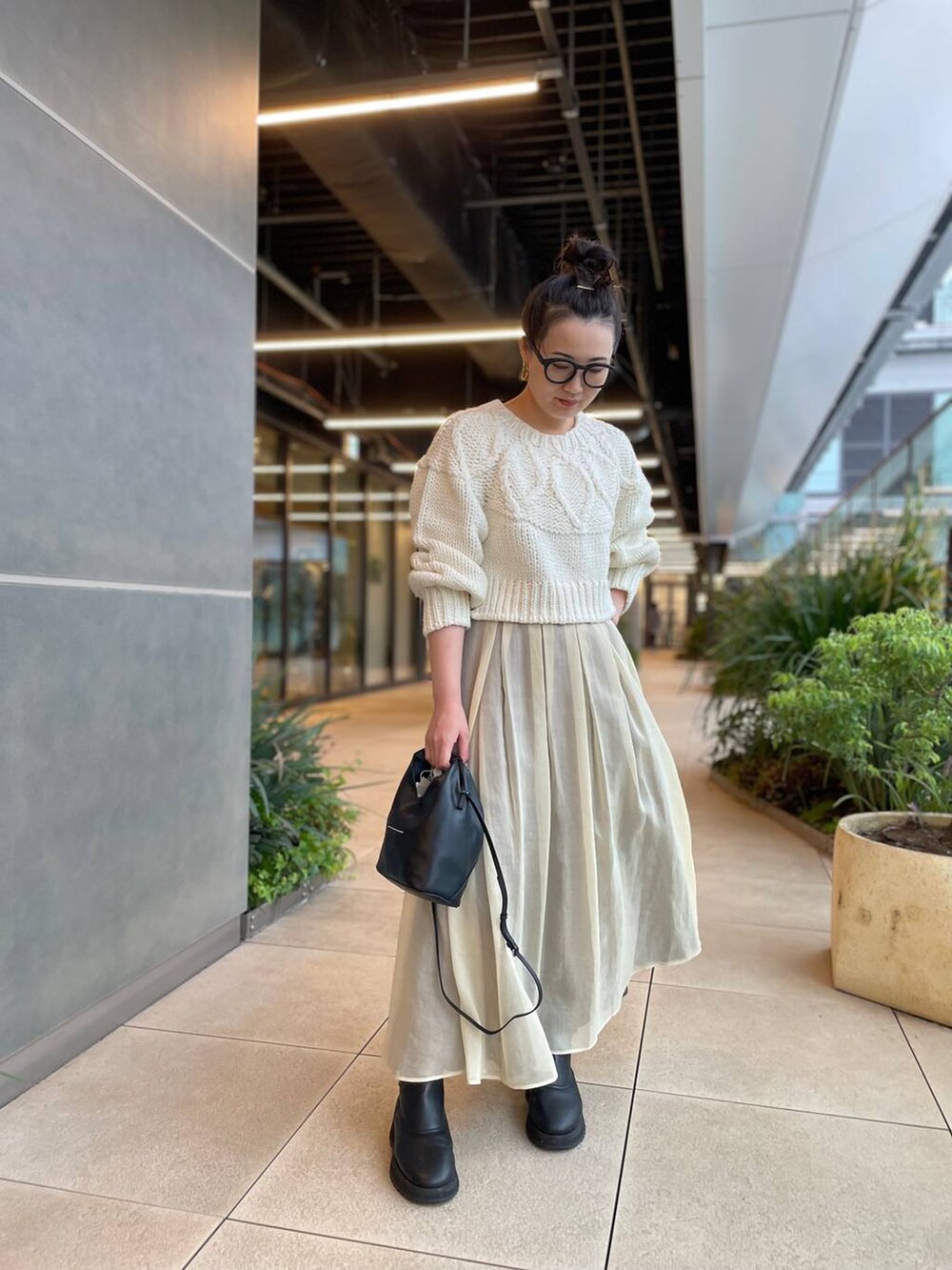ホワイト系のニット/セーター、ホワイト系のスカートを着用したレディースの秋コーディネートの6枚目の写真