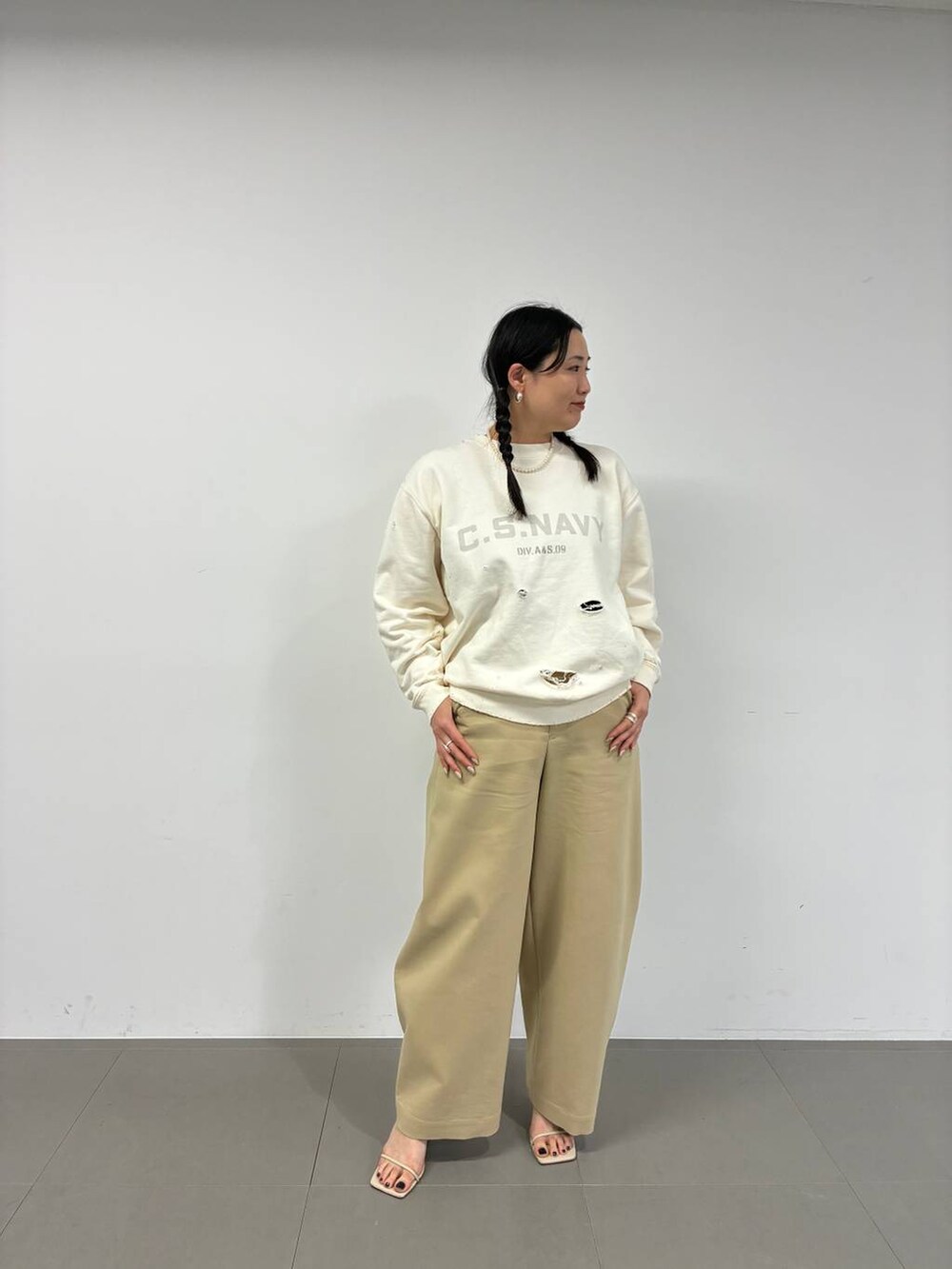 ブラウン系のその他パンツ、シルバー系のピアス（両耳用）を着用したレディースの冬コーディネートの4枚目の写真