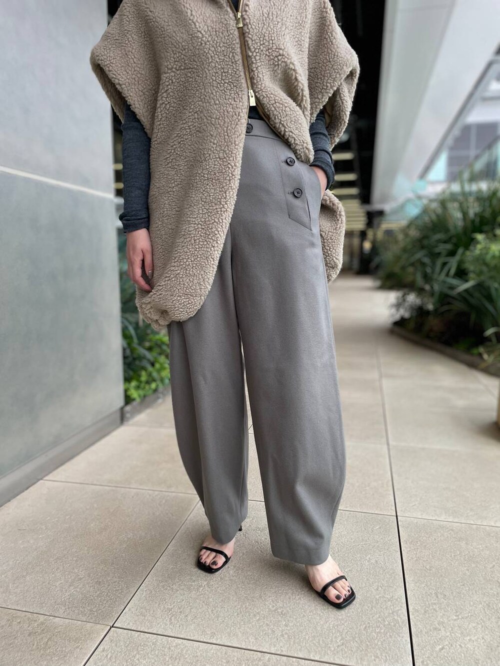 ベージュ系のその他パンツ、ベージュ系のブルゾン、グレー系のニット/セーターを着用したレディースの秋コーディネートの9枚目の写真