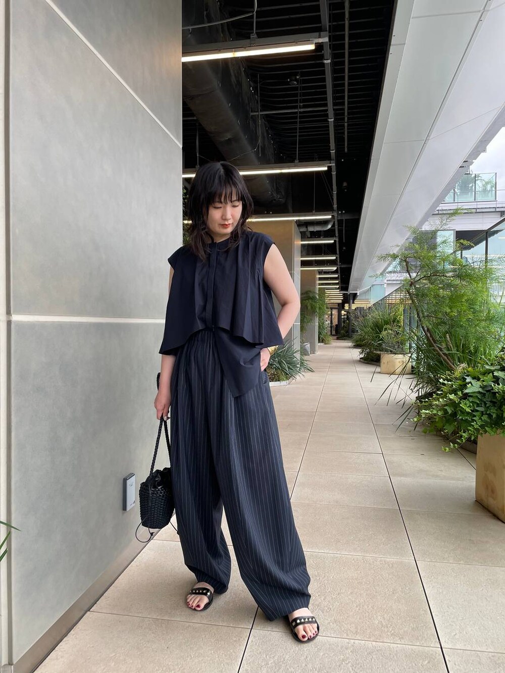 ブルー系のシャツ/ブラウス、ブルー系のその他パンツを着用したレディースの夏コーディネートの2枚目の写真