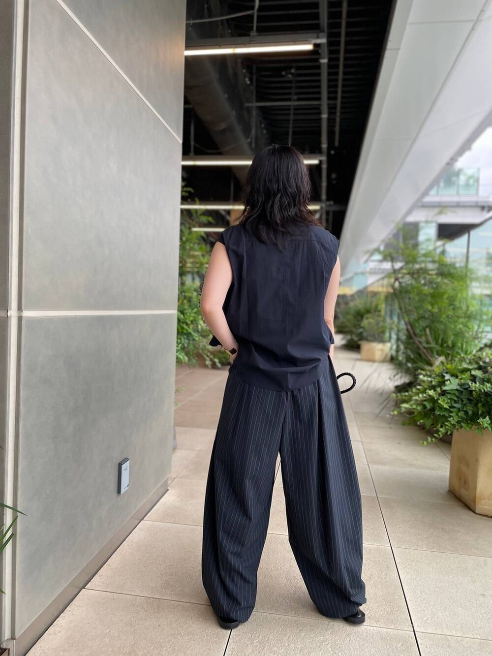 ブルー系のシャツ/ブラウス、ブルー系のその他パンツを着用したレディースの夏コーディネートの6枚目の写真