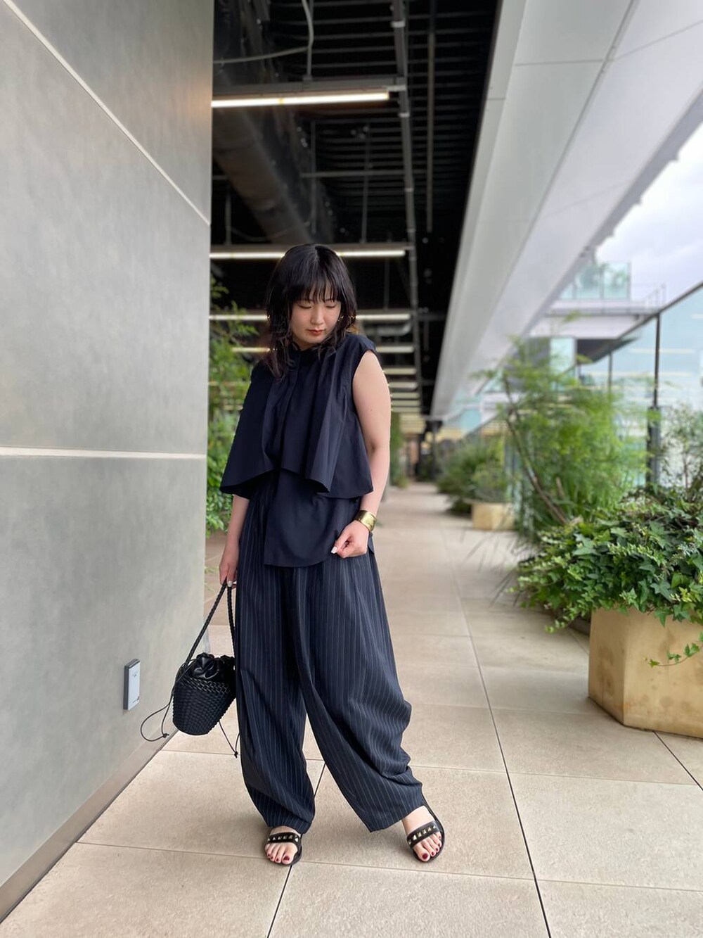 ブルー系のシャツ/ブラウス、ブルー系のその他パンツを着用したレディースの夏コーディネートの8枚目の写真