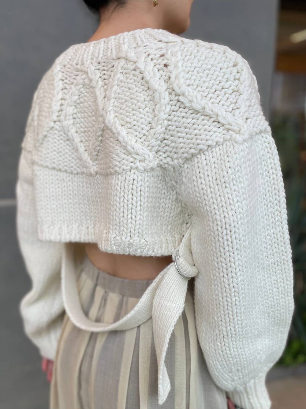 ホワイト系のニット/セーター、ホワイト系のスカートを着用したレディースの秋コーディネートの8枚目の写真