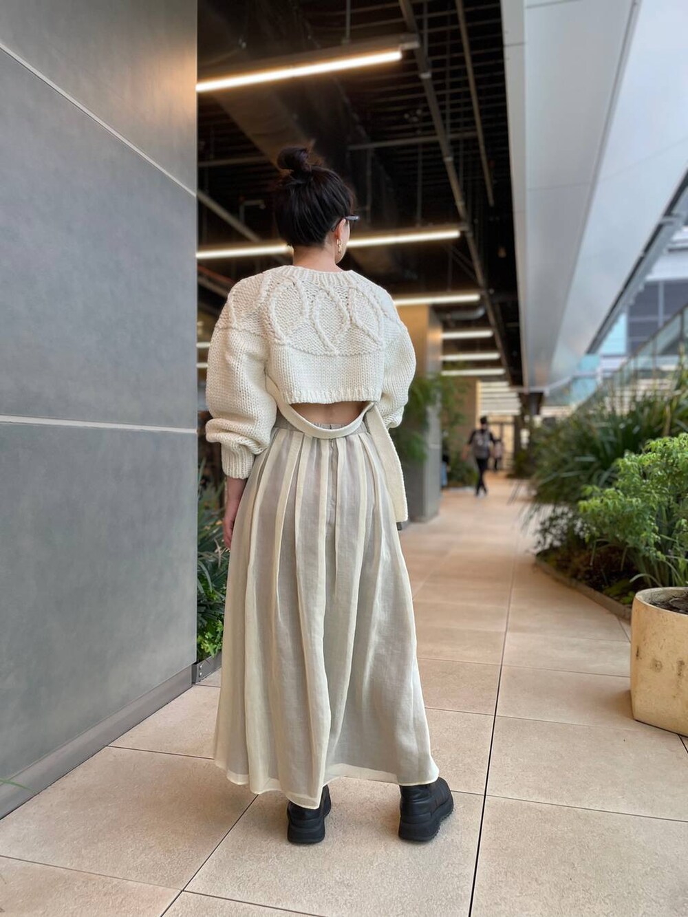 ホワイト系のニット/セーター、ホワイト系のスカートを着用したレディースの秋コーディネートの4枚目の写真