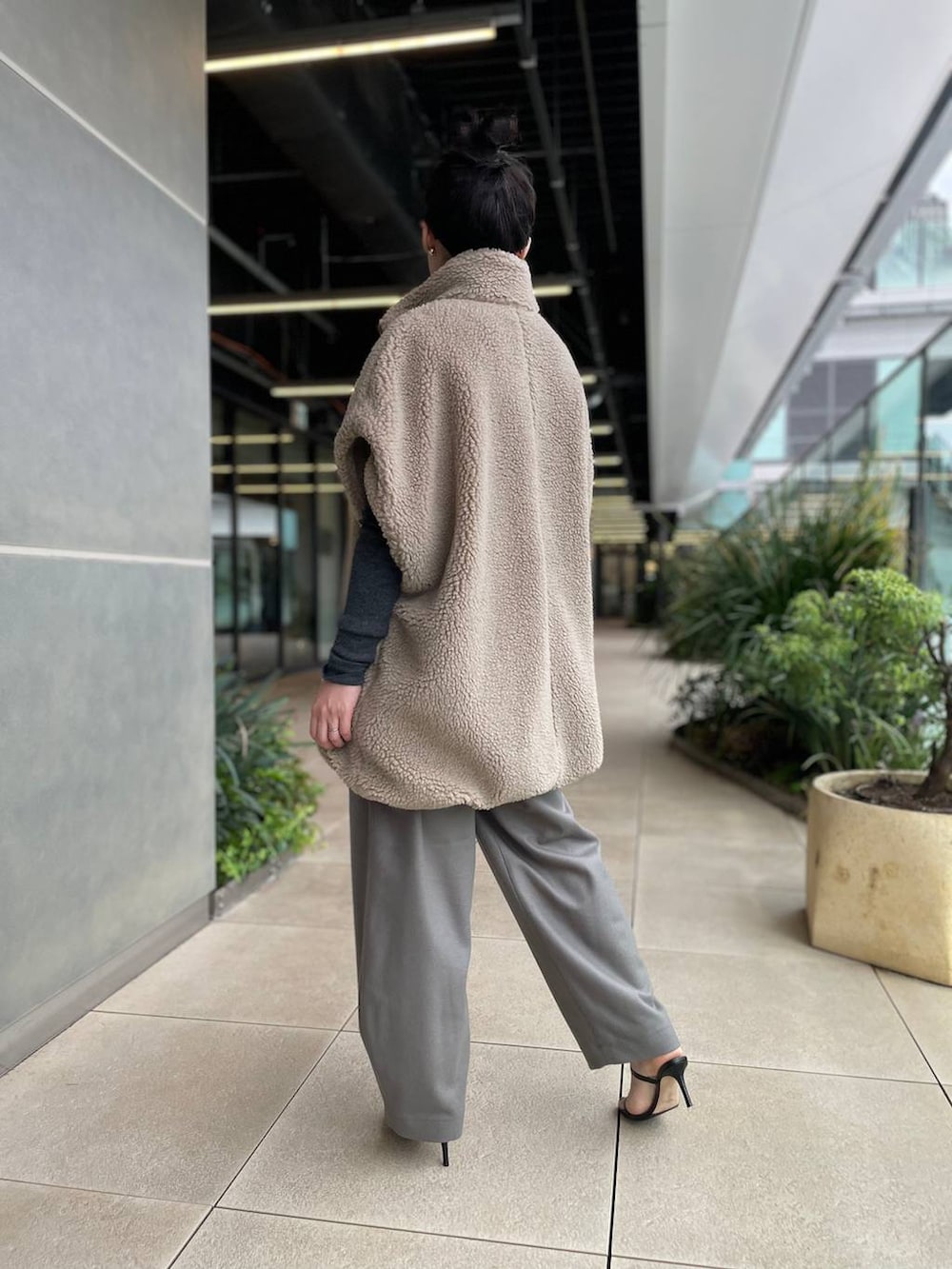 ベージュ系のその他パンツ、ベージュ系のブルゾン、グレー系のニット/セーターを着用したレディースの秋コーディネートの5枚目の写真