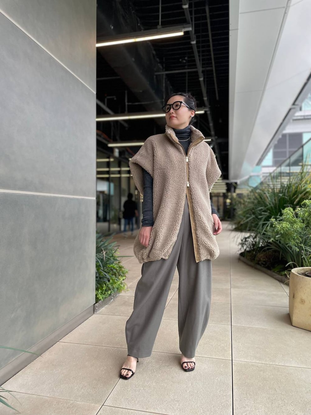 ベージュ系のその他パンツ、ベージュ系のブルゾン、グレー系のニット/セーターを着用したレディースの秋コーディネートの3枚目の写真