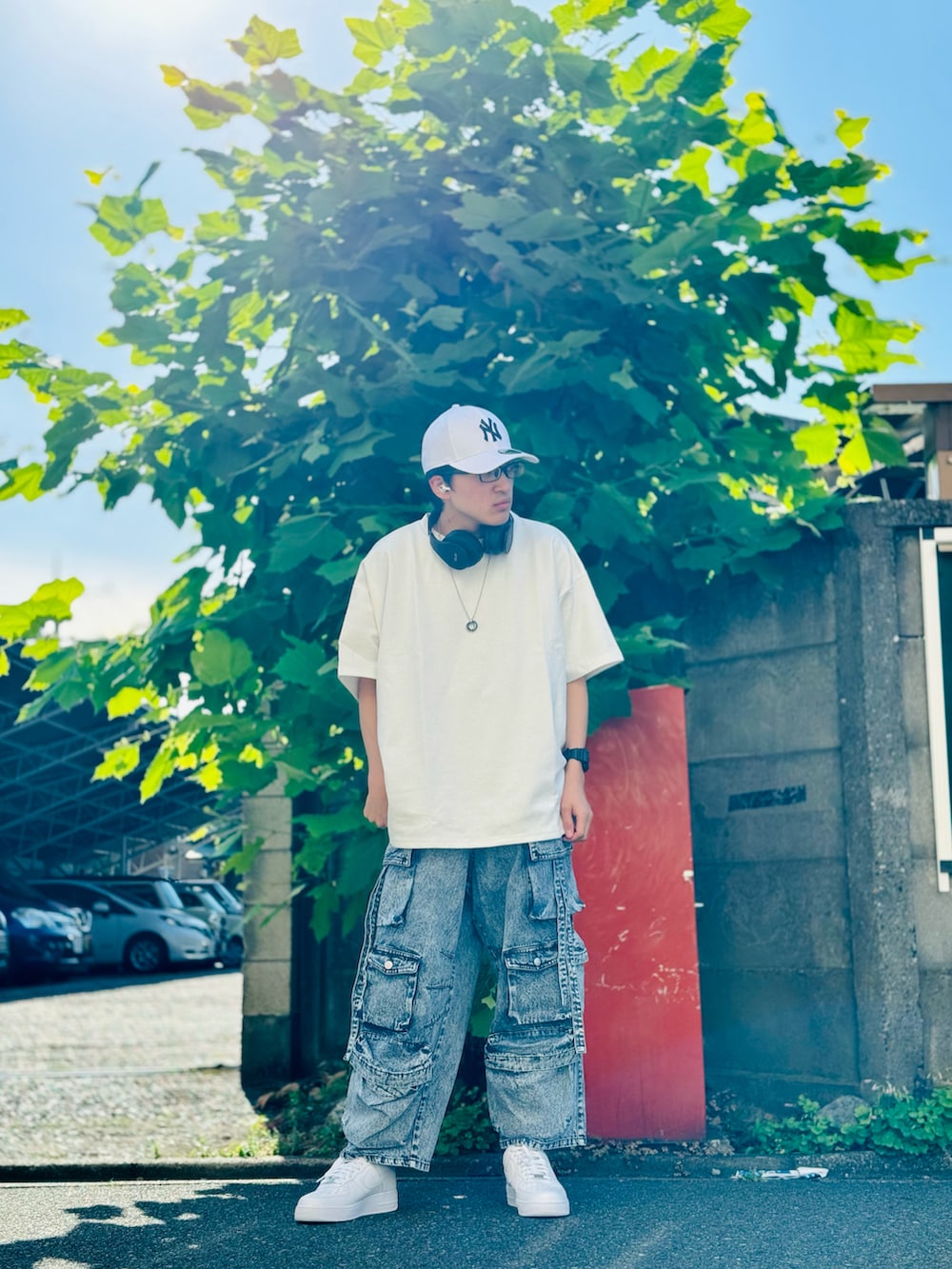 ホワイト系のTシャツ/カットソー、ブルー系のカーゴパンツ、ホワイト系のスニーカーを着用したメンズの夏コーディネートの2枚目の写真