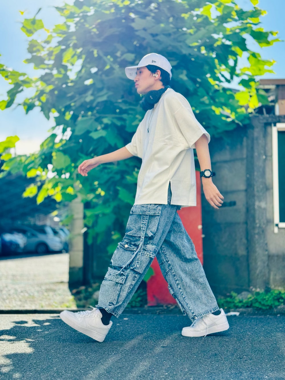 ホワイト系のTシャツ/カットソー、ブルー系のカーゴパンツ、ホワイト系のスニーカーを着用したメンズの夏コーディネートの4枚目の写真
