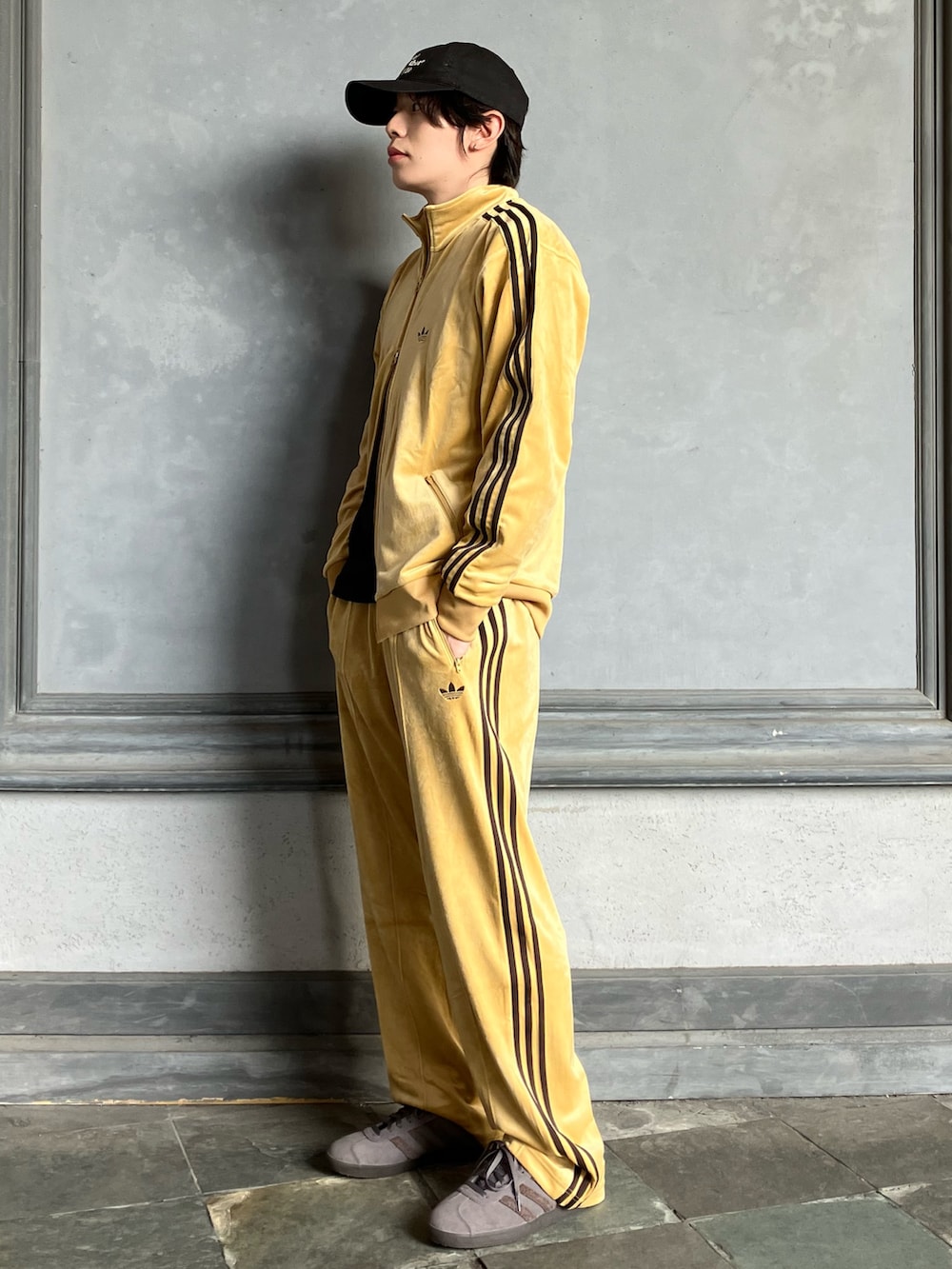 「スニーカー、セットアップ、adidas、ジャージ、アディダス、ベロア、adidas originals、アディダスオリジナルス、ベッケンバウアー、ガゼル」｜「adidasのベロア トラックジャケット / ジャージ/ アディダスオリジナルス adidas Originals（ジャージ、ベージュ系）」を使った、YMさん（メンズ・174cm）の秋コーディネートの2枚目の写真
