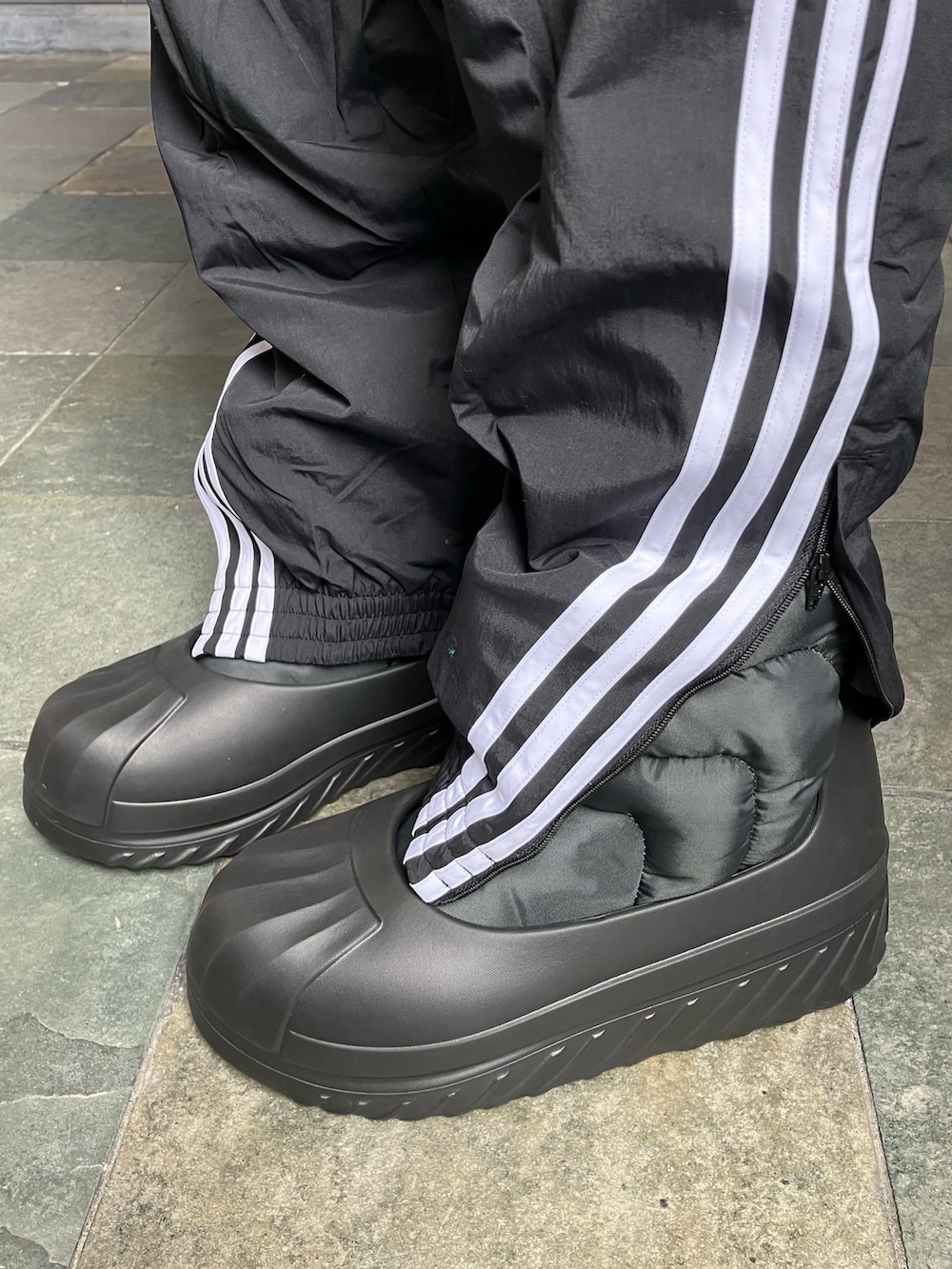 「adidas、アディダス、クルーネックセーター、トラックパンツ、adidas originals、アディダスオリジナルス、70s、アディカラー、アディフォーム、SST ブーツ」｜「adidasのアディダス オリジナルス 70s クルーネックセーター（ニット/セーター、グリーン系）」を使った、KMさん（メンズ・179cm）の秋コーディネートの2枚目の写真