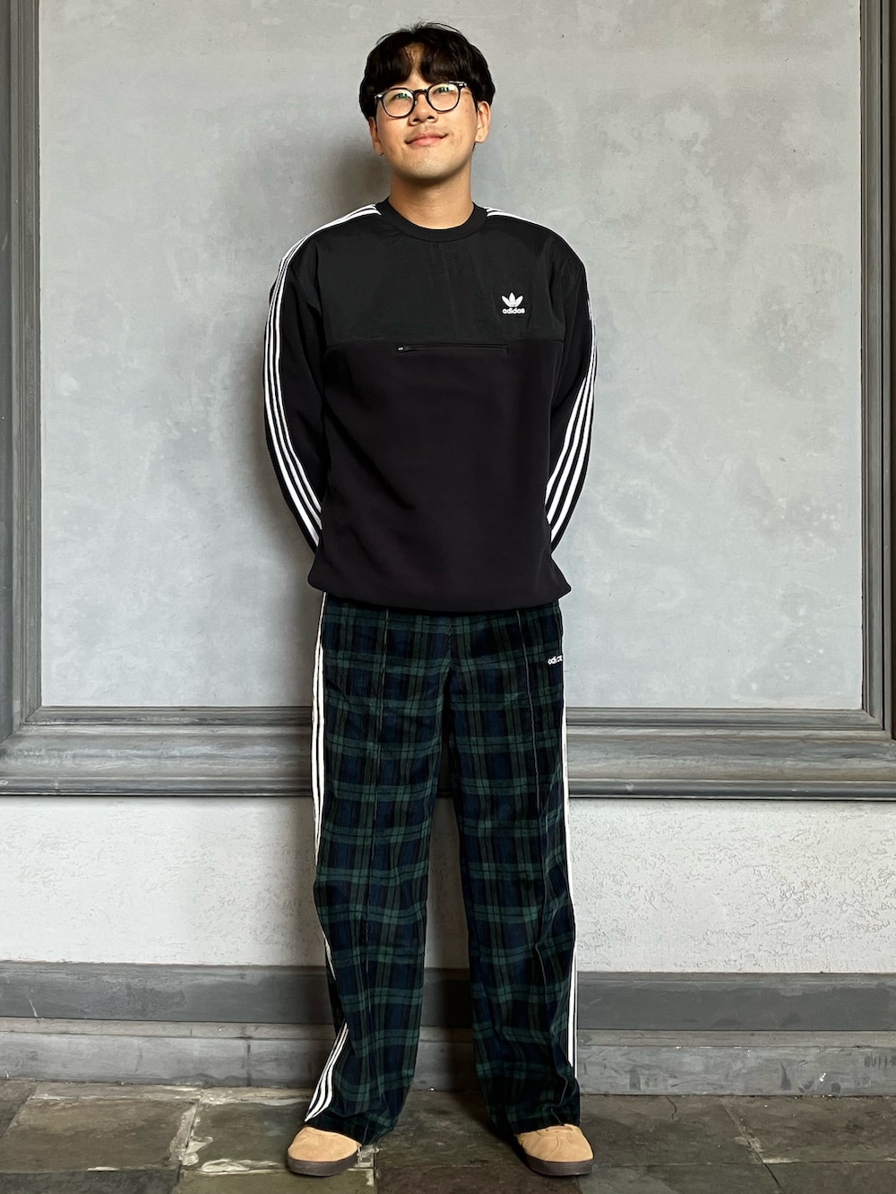 「スニーカー、コーデュロイ、adidas、アディダス、ワイドパンツ、タータンチェック、adidas originals、アディダスオリジナルス、ガゼル」｜「adidasのコーデュロイ タータン ワイドレッグパンツ（その他パンツ、ブルー系）」を使った、KMさん（メンズ・179cm）の秋コーディネートの2枚目の写真