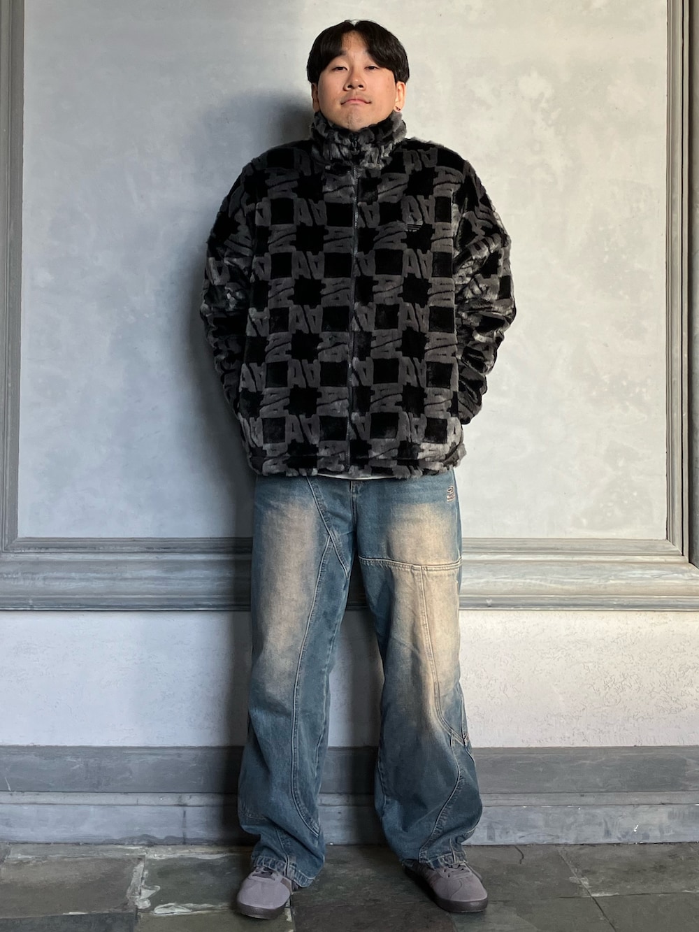 「ブルゾン、スニーカー、ジャケット、アウター、adidas、アディダス、ファージャケット、adidas originals、アディダスオリジナルス、ガゼル」｜「adidasの総柄プリント ファージャケット/ アディダスオリジナルス adidas Originals（ブルゾン、ブラック系）」を使った、KMさん（メンズ・179cm）の秋コーディネートの2枚目の写真