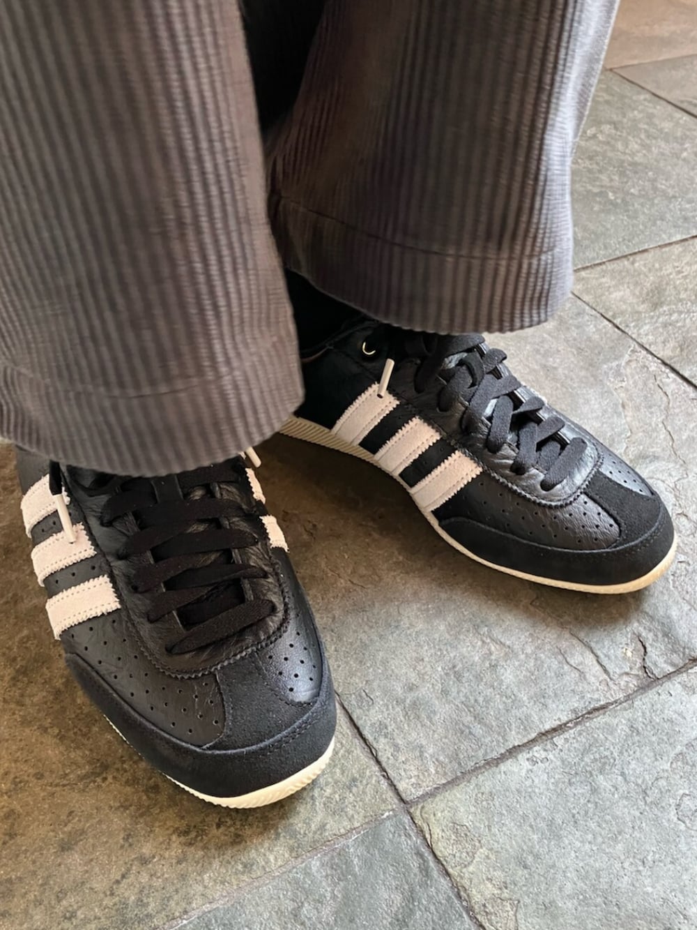 「adidas、adidas originals、アディダス、アディダスオリジナルス、スニーカー、ジャージ、スポーツウェア、ジム・トレーニング、スリーストライプス、ジャパン、Japan、ネクタイコーデ、ハット、ハットコーデ、かんたん！着回しコーデ術」｜「adidasのキャップ / アディダスオリジナルス adidas Originals（キャップ、ブラック系）」を使った、KMさん（メンズ・179cm）の冬コーディネートの2枚目の写真