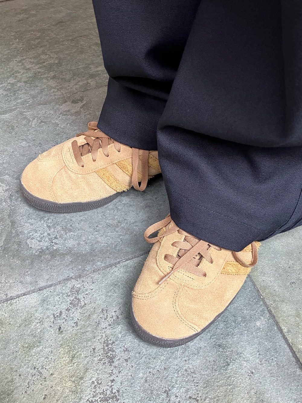 「スニーカー、adidas、スカーフ、カーゴパンツ、アディダス、adidas originals、アディダスオリジナルス、ツイルパンツ、ガゼル」｜「adidasのプレミアム エッセンシャルズ ツイルカーゴパンツ / アディダスオリジナルス adidas Originals（カーゴパンツ、ブラック系）」を使った、KMさん（メンズ・179cm）の秋コーディネートの4枚目の写真