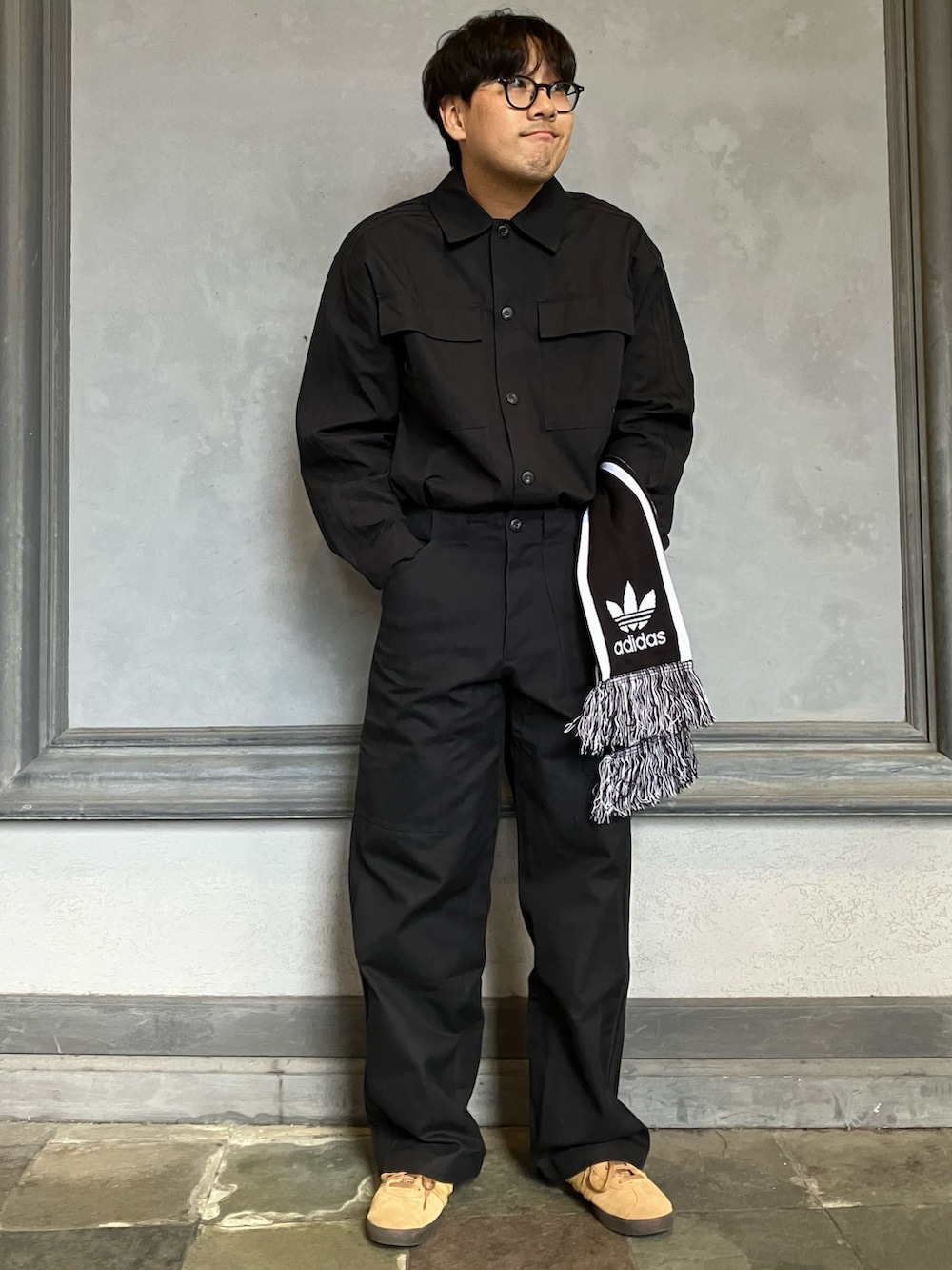 「スニーカー、セットアップ、シャツ、adidas、長袖シャツ、カーゴパンツ、アディダス、adidas originals、アディダスオリジナルス、ガゼル」｜「adidasのプレミアム エッセンシャルズ シャツ（トップス、ブラック系）」を使った、KMさん（メンズ・179cm）の秋コーディネートの3枚目の写真