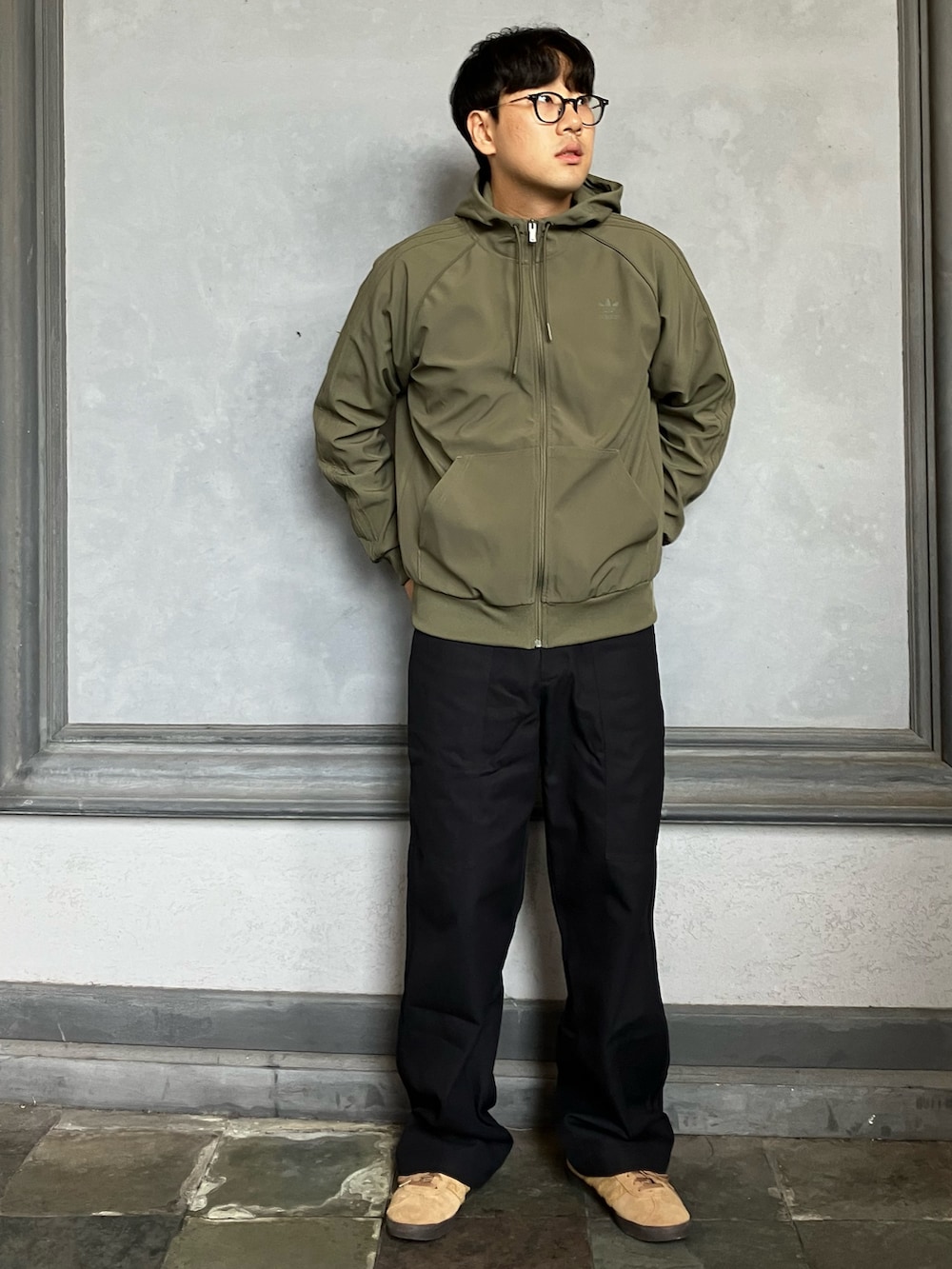 「スニーカー、adidas、カーゴパンツ、アディダス、adidas originals、アディダスオリジナルス、ツイルパンツ、ガゼル」｜「adidasのプレミアム エッセンシャルズ ツイルカーゴパンツ / アディダスオリジナルス adidas Originals（カーゴパンツ、ブラック系）」を使った、KMさん（メンズ・179cm）の秋コーディネートの2枚目の写真