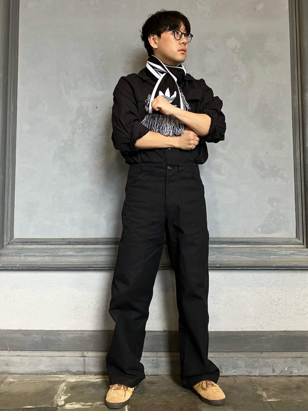 「スニーカー、セットアップ、シャツ、adidas、長袖シャツ、カーゴパンツ、アディダス、adidas originals、アディダスオリジナルス、ガゼル」｜「adidasのプレミアム エッセンシャルズ シャツ（トップス、ブラック系）」を使った、KMさん（メンズ・179cm）の秋コーディネートの4枚目の写真