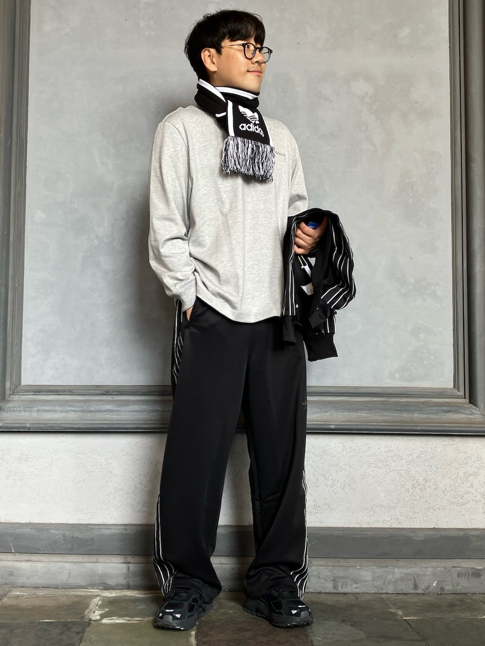 「スニーカー、セットアップ、adidas、スカーフ、ジャージ、アディダス、adidas originals、アディダスオリジナルス、長袖Tシャツ、レスポンス」｜「adidasのQ4 FS トラックトップ / アディダスオリジナルス adidas Originals（ナイロンジャケット、ブラック系）」を使った、KMさん（メンズ・179cm）の秋コーディネートの3枚目の写真