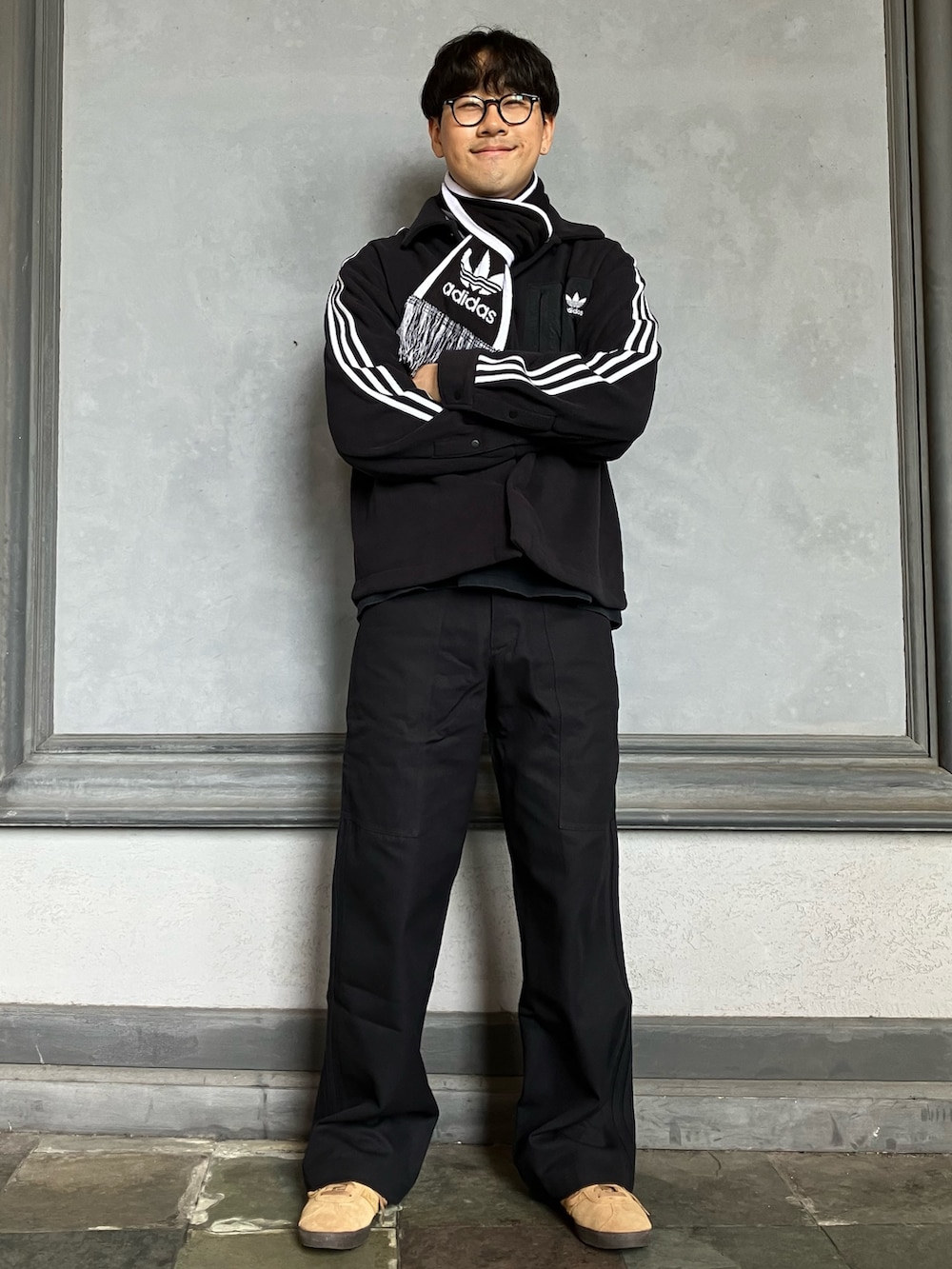 「スニーカー、adidas、スカーフ、カーゴパンツ、アディダス、adidas originals、アディダスオリジナルス、ツイルパンツ、ガゼル」｜「adidasのプレミアム エッセンシャルズ ツイルカーゴパンツ / アディダスオリジナルス adidas Originals（カーゴパンツ、ブラック系）」を使った、KMさん（メンズ・179cm）の秋コーディネートの2枚目の写真