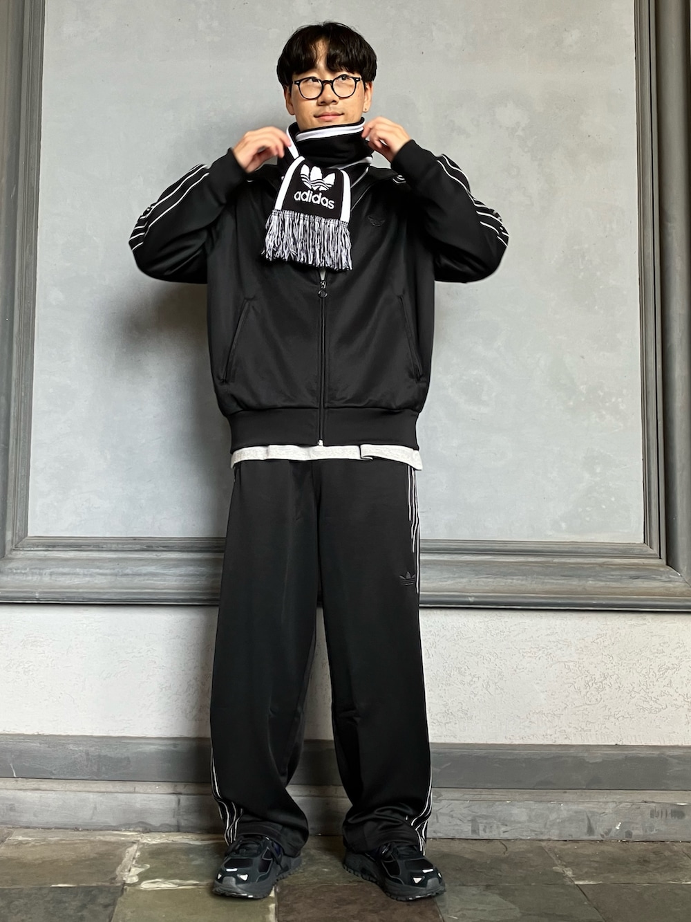 「スニーカー、セットアップ、adidas、スカーフ、ジャージ、アディダス、adidas originals、アディダスオリジナルス、長袖Tシャツ、レスポンス」｜「adidasのQ4 FS トラックトップ / アディダスオリジナルス adidas Originals（ナイロンジャケット、ブラック系）」を使った、KMさん（メンズ・179cm）の秋コーディネートの2枚目の写真