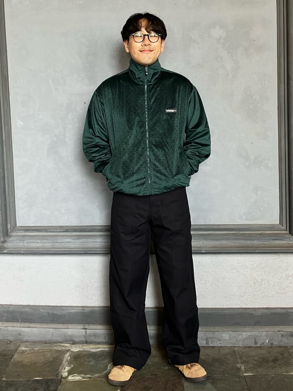 「スニーカー、adidas、ジャージ、カーゴパンツ、アディダス、adidas originals、アディダスオリジナルス、モノグラム、トラックトップ、ガゼル」｜「adidasのプレミアム エッセンシャルズ ツイルカーゴパンツ / アディダスオリジナルス adidas Originals（カーゴパンツ、ブラック系）」を使った、KMさん（メンズ・179cm）の秋コーディネートの2枚目の写真