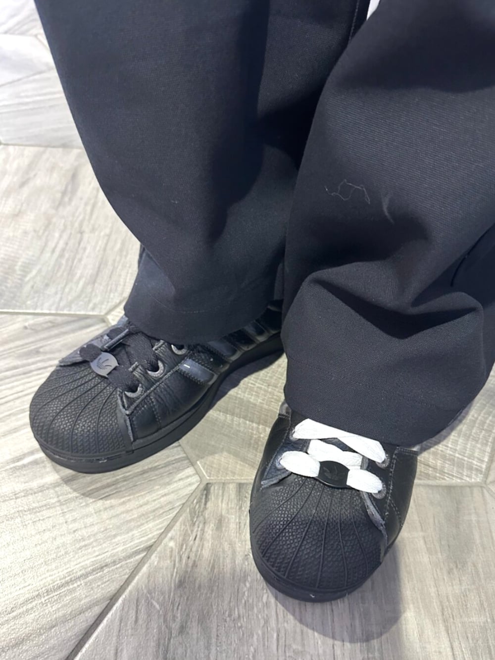 ブルー系のデニムジャケット、ブラック系のスニーカーを着用したメンズの秋コーディネートの4枚目の写真