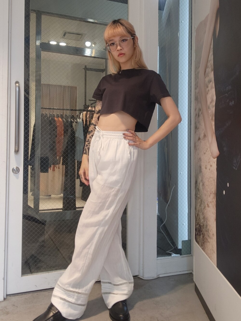 ブラック系のTシャツ/カットソー、ホワイト系のその他パンツ、ブラック系のトートバッグを着用したレディースの夏コーディネートの3枚目の写真