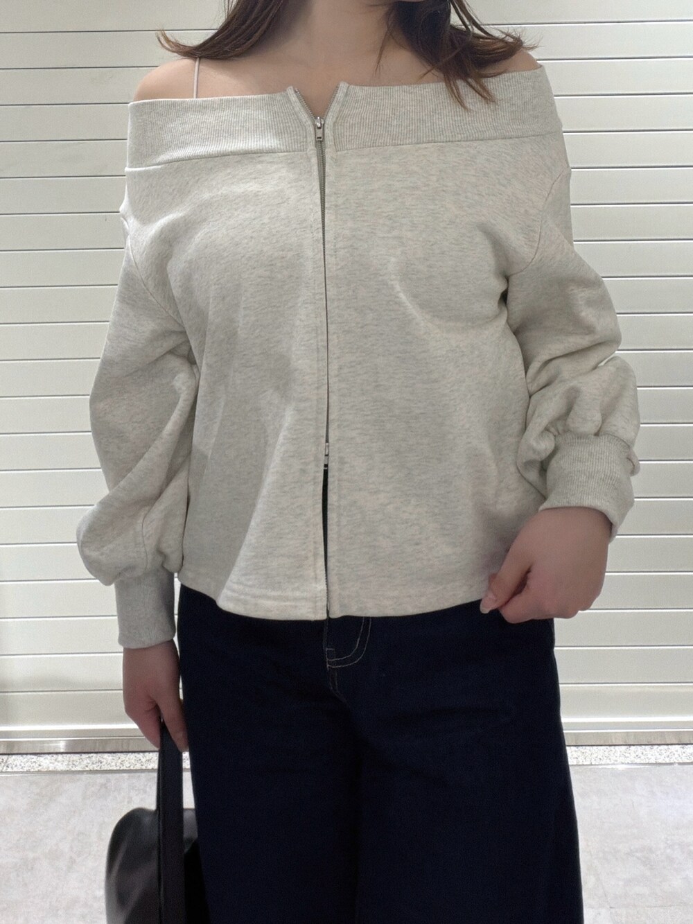 ホワイト系のTシャツ/カットソー、ブルー系のデニムパンツを着用したレディースの冬コーディネートの3枚目の写真