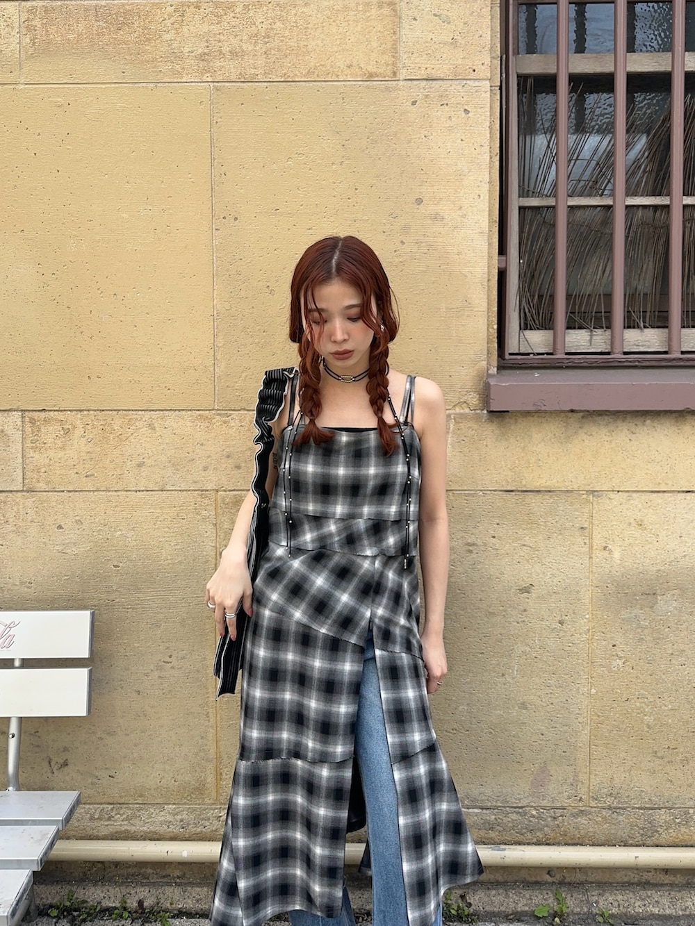「SLY、デニム、デニムパンツ、デニムコーデ、チェック、チェック柄、チェックワンピース、低身長、低身長コーデ、骨格ウェーブ」｜「SLYのASYMMETRY HEM CHECK OP アシンメトリー ヘム チェック ワンピース（ワンピース、ブラック系）」を使った、　湊有里紗さん（レディース・152cm）の春コーディネートの3枚目の写真