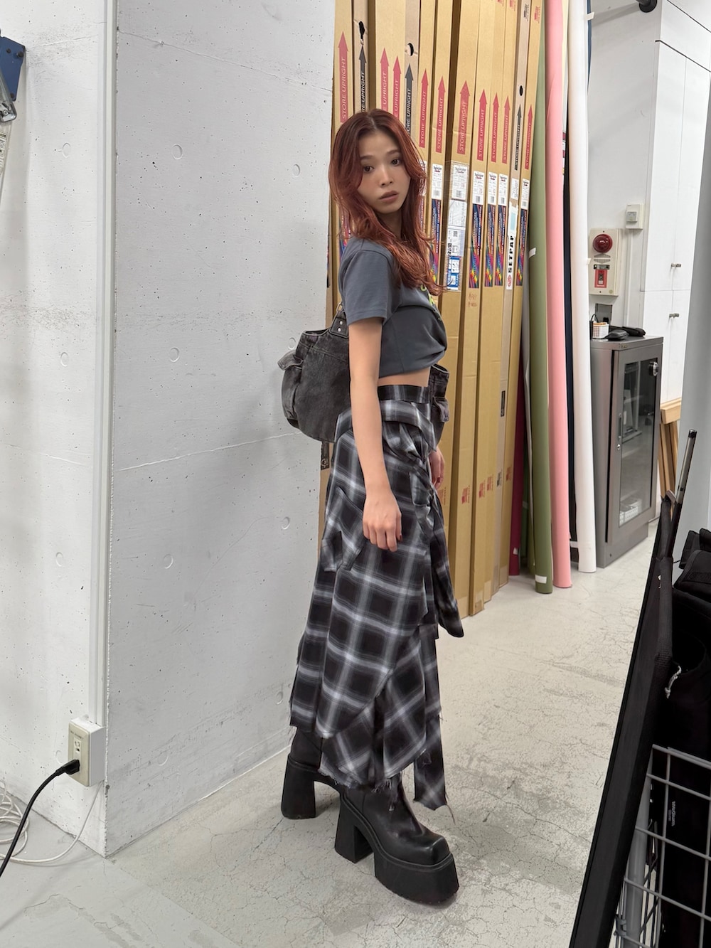 グレー系のTシャツ/カットソー、ブラック系のスカートを着用したレディースの夏コーディネートの2枚目の写真