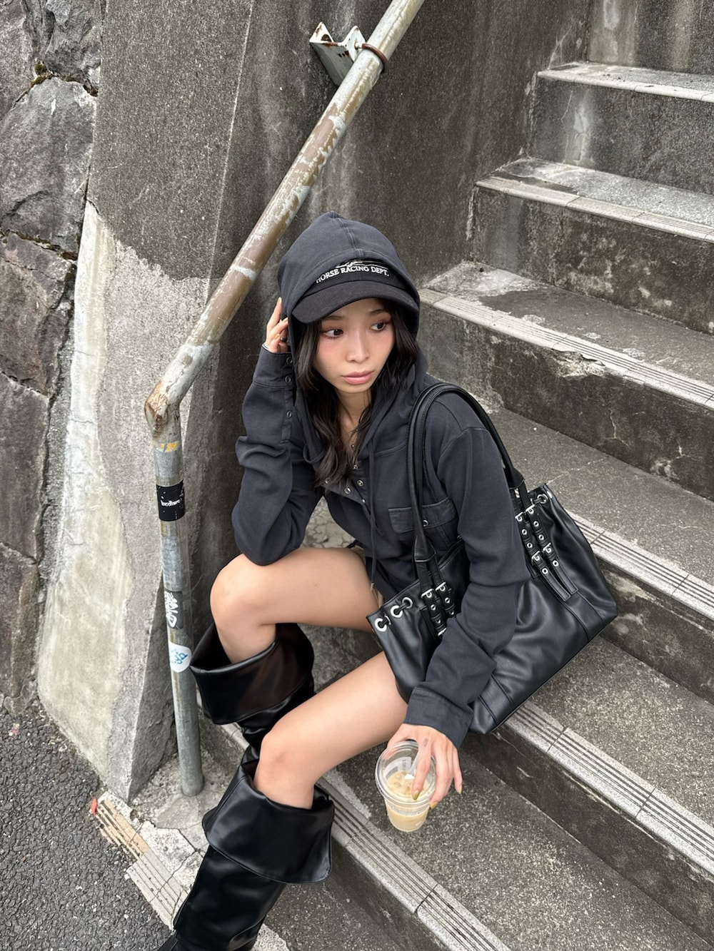 グリーン系のスラックス、ブラック系のTシャツ/カットソー、ブラック系のブーツを着用したレディースの秋コーディネートの2枚目の写真