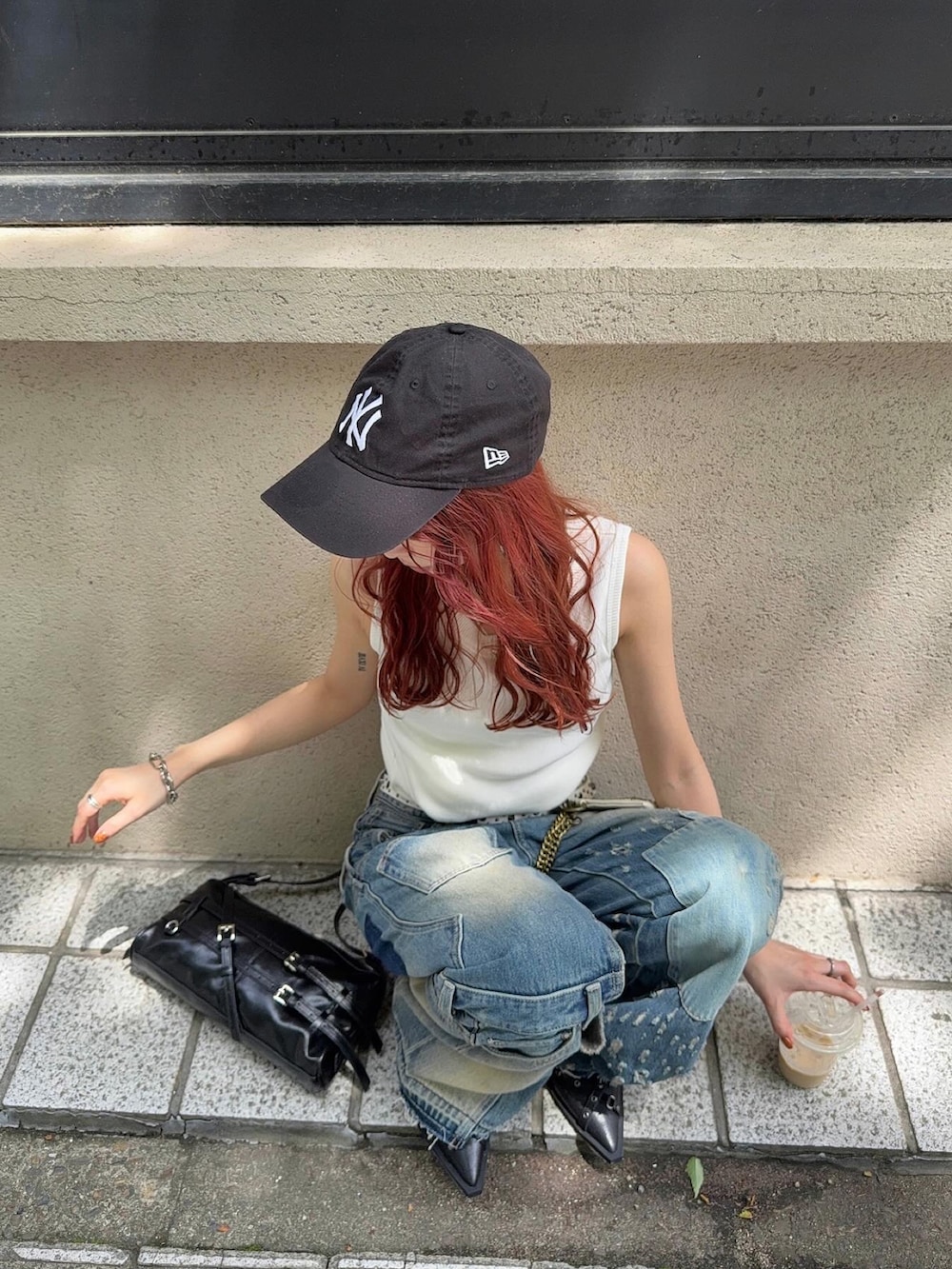 「SLY、slyjeans、throwbysly、デニム、デニムパンツ、デニムコーデ、デザインデニム、タンクトップ、カジュアル、カジュアルコーデ、カジュアルスタイル、カジュアルストリート、低身長、低身長コーデ、骨格ウェーブ」｜「SLYのL/W REMAKE STRAIGHT PT ローウエスト リメイク ストレート パンツ（デニムパンツ、ブルー系）」を使った、　湊有里紗さん（レディース・152cm）の春コーディネートの3枚目の写真