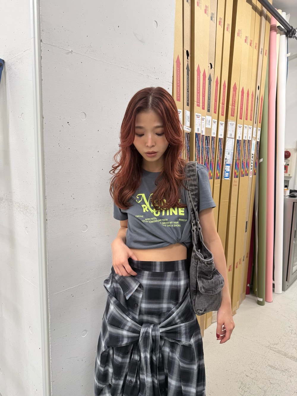 グレー系のTシャツ/カットソー、ブラック系のスカートを着用したレディースの夏コーディネートの3枚目の写真