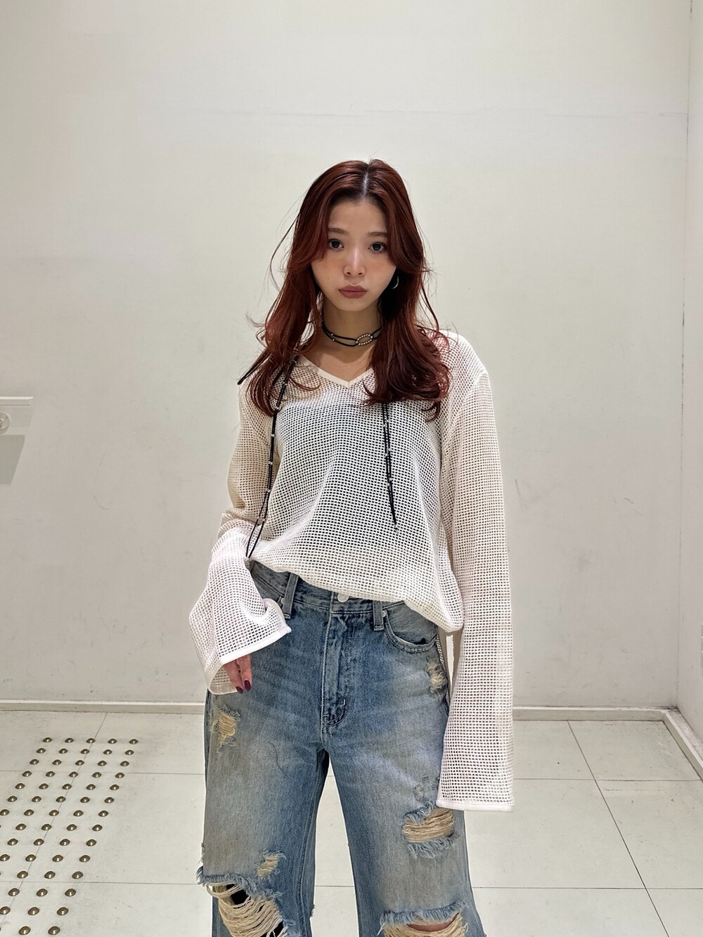 ブルー系のデニムパンツ、ブラック系のローファー、ホワイト系のTシャツ/カットソーを着用したレディースの春コーディネートの2枚目の写真