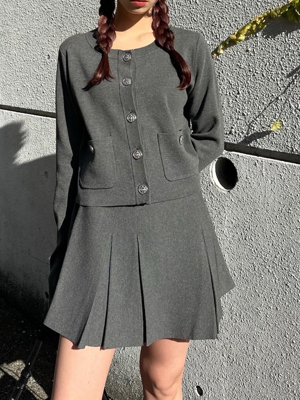 ブラック系のショルダーバッグ、グレー系のワンピースを着用したレディースの冬コーディネートの3枚目の写真