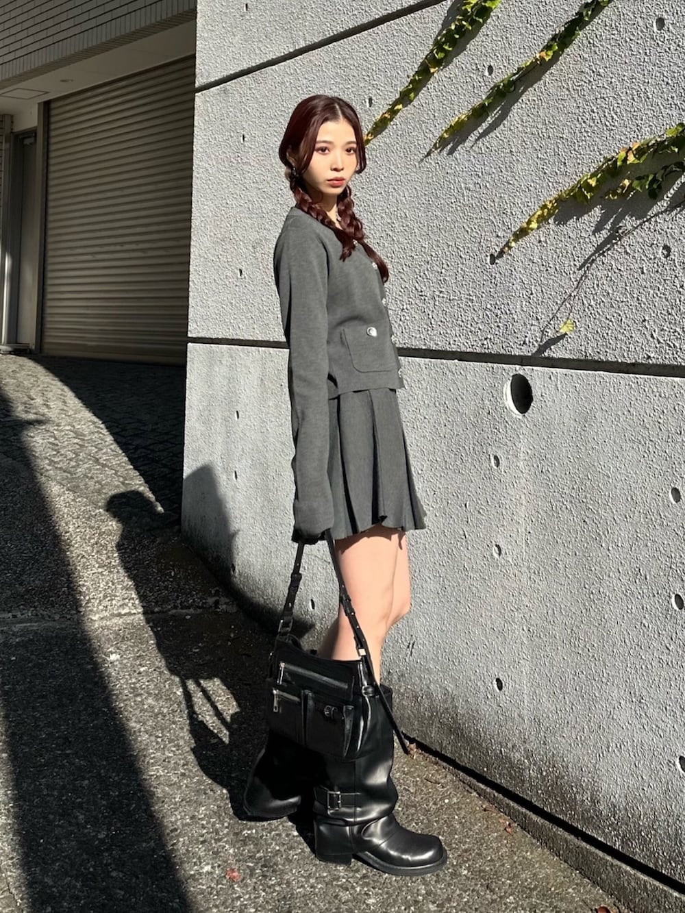 ブラック系のショルダーバッグ、グレー系のワンピースを着用したレディースの冬コーディネートの2枚目の写真