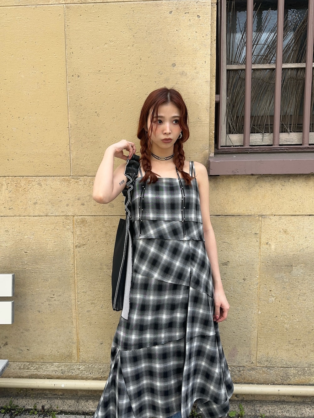 「SLY、デニム、デニムパンツ、デニムコーデ、チェック、チェック柄、チェックワンピース、低身長、低身長コーデ、骨格ウェーブ」｜「SLYのASYMMETRY HEM CHECK OP アシンメトリー ヘム チェック ワンピース（ワンピース、ブラック系）」を使った、　湊有里紗さん（レディース・152cm）の春コーディネートの2枚目の写真