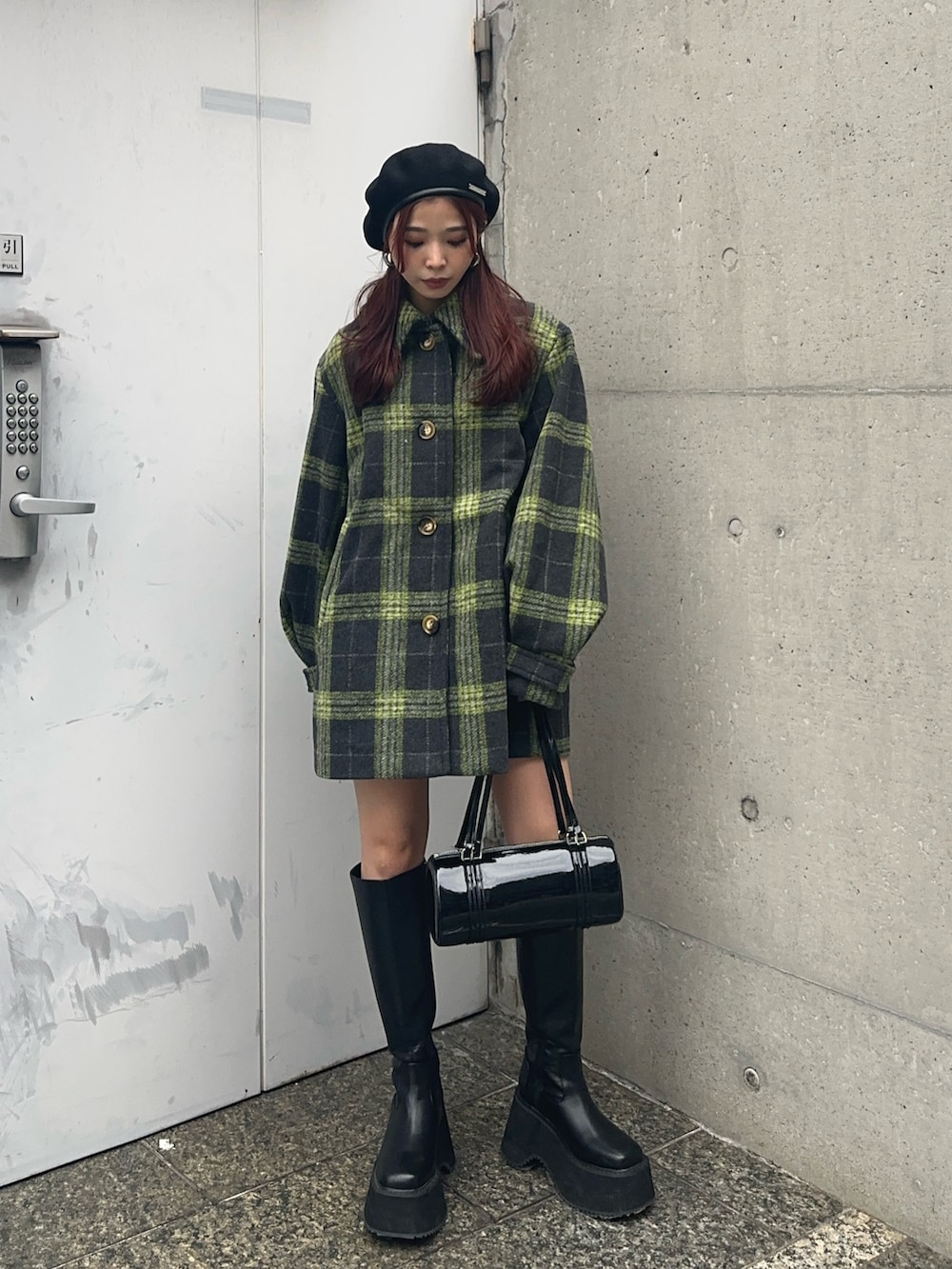 グリーン系のその他アウター、ブラック系のショルダーバッグ、ブラック系のブーツを着用したレディースの秋コーディネートの2枚目の写真