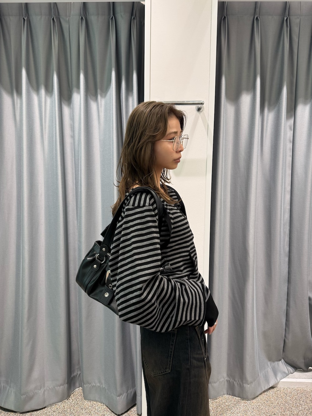 ブラック系のカーディガン/ボレロ、ブラック系のTシャツ/カットソー、ブルー系のデニムパンツを着用したレディースの春コーディネートの3枚目の写真